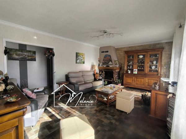 Quartier calme 5 chambres garage double plus sous sol complet jardin