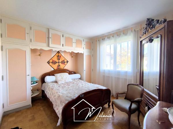 Quartier calme 5 chambres garage double plus sous sol complet jardin