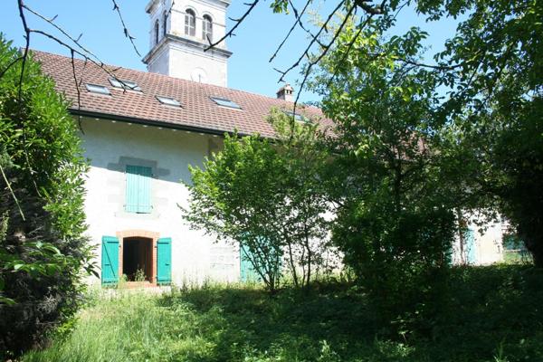 Cœur de village, cœur à prendre : une bâtisse de 560 m² cherche projet ambitieux.