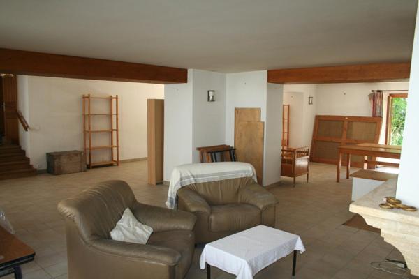 Cœur de village, cœur à prendre : une bâtisse de 560 m² cherche projet ambitieux.