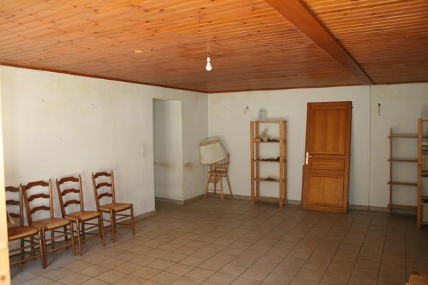 Cœur de village, cœur à prendre : une bâtisse de 560 m² cherche projet ambitieux.