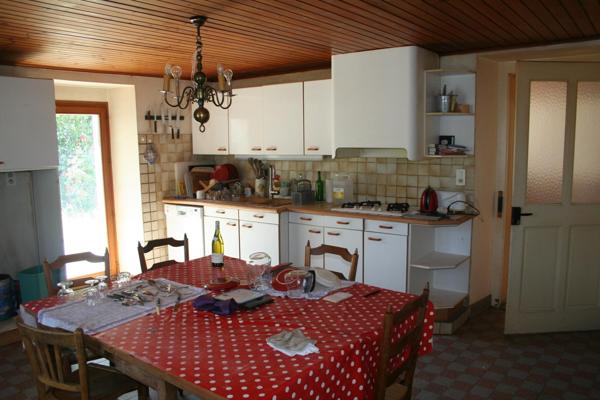 Cœur de village, cœur à prendre : une bâtisse de 560 m² cherche projet ambitieux.