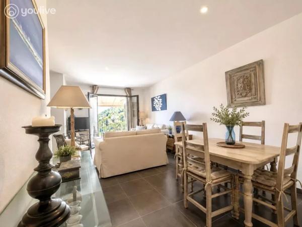 Appartement T2 Meublé – Dernier étage avec ascenseur – Vue mer & montagne – Garage et parking