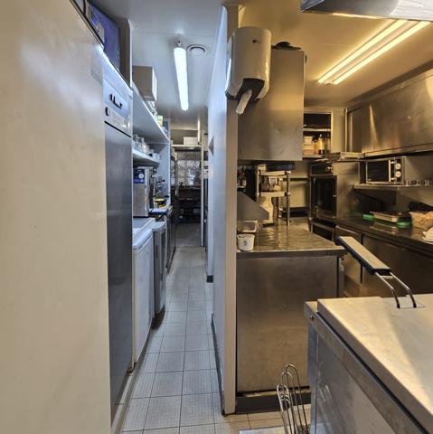 LE LAVANDOU – À DEUX PAS DE LA PLAGE : VOTRE RESTAURANT DE RÊVE VOUS ATTEND !