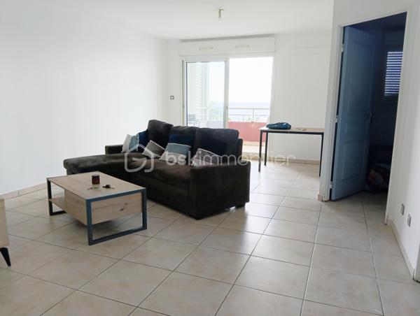 Découvrez un appartement moderne de 43 m² idéalement situé au deuxième étage d'un immeuble de quatre étages avec ascenseur. Ce bien se situe un quartier dynamique, proche de toutes commodités, moins de dix minutes du centre ville . Libre de toute occupation, ce deux pièces vous propose un style de vie urbain mêlant confort et praticité.

Entrez dans un espace bien agencé, entièrement meublé, comprenant un séjour lumineux ouvert sur une cuisine fonctionnelle, une chambre climatisée, une salle d'eau avec WC, une terrasse offre un espace extérieur intime avec une magnifique vue sur l'océan. 

Ce joli  appartement est parfait pour un premier achat ou un investissement! Il vous est proposé pour la somme de 80 000€ ( HAI à la charge du vendeur), les charges de copropriété sont de 1500€ / an.
Si vous êtes intéressé, n'hésitez pas à me contacter, Joël KOEHL EI. votre conseiller immobilier secteur Est pour établir une visite.