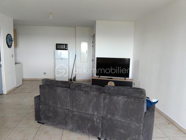 Découvrez un appartement moderne de 43 m² idéalement situé au deuxième étage d'un immeuble de quatre étages avec ascenseur. Ce bien se situe un quartier dynamique, proche de toutes commodités, moins de dix minutes du centre ville . Libre de toute occupation, ce deux pièces vous propose un style de vie urbain mêlant confort et praticité.

Entrez dans un espace bien agencé, entièrement meublé, comprenant un séjour lumineux ouvert sur une cuisine fonctionnelle, une chambre climatisée, une salle d'eau avec WC, une terrasse offre un espace extérieur intime avec une magnifique vue sur l'océan. 

Ce joli  appartement est parfait pour un premier achat ou un investissement! Il vous est proposé pour la somme de 80 000€ ( HAI à la charge du vendeur), les charges de copropriété sont de 1500€ / an.
Si vous êtes intéressé, n'hésitez pas à me contacter, Joël KOEHL EI. votre conseiller immobilier secteur Est pour établir une visite.