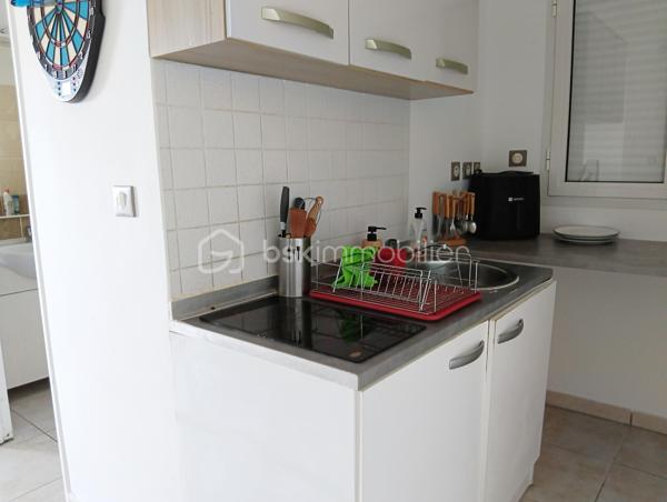Découvrez un appartement moderne de 43 m² idéalement situé au deuxième étage d'un immeuble de quatre étages avec ascenseur. Ce bien se situe un quartier dynamique, proche de toutes commodités, moins de dix minutes du centre ville . Libre de toute occupation, ce deux pièces vous propose un style de vie urbain mêlant confort et praticité.

Entrez dans un espace bien agencé, entièrement meublé, comprenant un séjour lumineux ouvert sur une cuisine fonctionnelle, une chambre climatisée, une salle d'eau avec WC, une terrasse offre un espace extérieur intime avec une magnifique vue sur l'océan. 

Ce joli  appartement est parfait pour un premier achat ou un investissement! Il vous est proposé pour la somme de 80 000€ ( HAI à la charge du vendeur), les charges de copropriété sont de 1500€ / an.
Si vous êtes intéressé, n'hésitez pas à me contacter, Joël KOEHL EI. votre conseiller immobilier secteur Est pour établir une visite.
