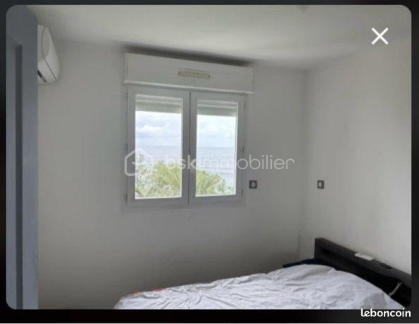 Découvrez un appartement moderne de 43 m² idéalement situé au deuxième étage d'un immeuble de quatre étages avec ascenseur. Ce bien se situe un quartier dynamique, proche de toutes commodités, moins de dix minutes du centre ville . Libre de toute occupation, ce deux pièces vous propose un style de vie urbain mêlant confort et praticité.

Entrez dans un espace bien agencé, entièrement meublé, comprenant un séjour lumineux ouvert sur une cuisine fonctionnelle, une chambre climatisée, une salle d'eau avec WC, une terrasse offre un espace extérieur intime avec une magnifique vue sur l'océan. 

Ce joli  appartement est parfait pour un premier achat ou un investissement! Il vous est proposé pour la somme de 80 000€ ( HAI à la charge du vendeur), les charges de copropriété sont de 1500€ / an.
Si vous êtes intéressé, n'hésitez pas à me contacter, Joël KOEHL EI. votre conseiller immobilier secteur Est pour établir une visite.