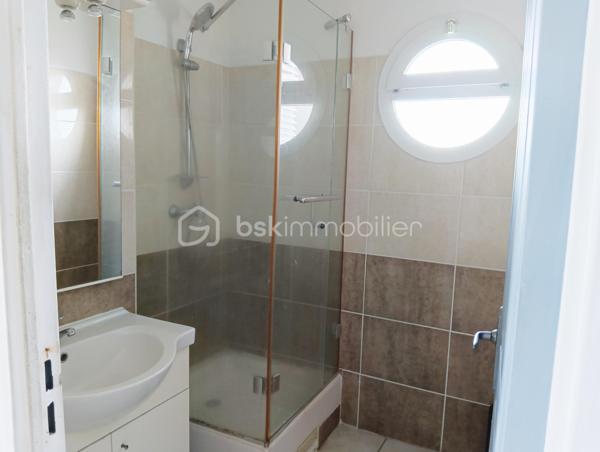 Découvrez un appartement moderne de 43 m² idéalement situé au deuxième étage d'un immeuble de quatre étages avec ascenseur. Ce bien se situe un quartier dynamique, proche de toutes commodités, moins de dix minutes du centre ville . Libre de toute occupation, ce deux pièces vous propose un style de vie urbain mêlant confort et praticité.

Entrez dans un espace bien agencé, entièrement meublé, comprenant un séjour lumineux ouvert sur une cuisine fonctionnelle, une chambre climatisée, une salle d'eau avec WC, une terrasse offre un espace extérieur intime avec une magnifique vue sur l'océan. 

Ce joli  appartement est parfait pour un premier achat ou un investissement! Il vous est proposé pour la somme de 80 000€ ( HAI à la charge du vendeur), les charges de copropriété sont de 1500€ / an.
Si vous êtes intéressé, n'hésitez pas à me contacter, Joël KOEHL EI. votre conseiller immobilier secteur Est pour établir une visite.