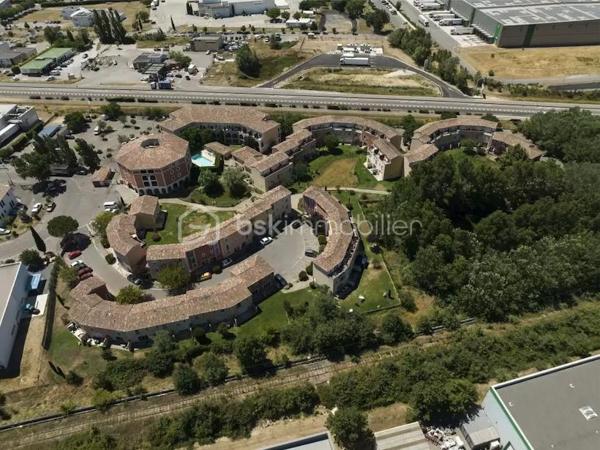 Dans la résidence GARDEN & CITY ROUSSET, située à 20 minutes d'Aix en Provence, investissez dans ce T2 meublé de 43,61 m² avec une terrasse 8,4 m² situé au 2ème étage.

Loyer annuel garanti : 4 863,88 € HT
Rentabilité brute : 7,59 %
Statut : LMNP (Loueur Meublé Non Professionnel)
Amortissement possible

Un investissement sécurisé et rentable, idéal pour constituer un patrimoine ou préparer votre retraite avec un revenu garanti.

Photos d’un bien type.
À saisir rapidement !