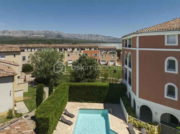 Dans la résidence GARDEN & CITY ROUSSET, située à 20 minutes d'Aix en Provence, investissez dans ce T2 meublé de 43,61 m² avec une terrasse 8,4 m² situé au 2ème étage.

Loyer annuel garanti : 4 863,88 € HT
Rentabilité brute : 7,59 %
Statut : LMNP (Loueur Meublé Non Professionnel)
Amortissement possible

Un investissement sécurisé et rentable, idéal pour constituer un patrimoine ou préparer votre retraite avec un revenu garanti.

Photos d’un bien type.
À saisir rapidement !