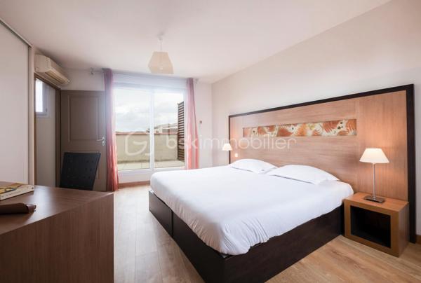 Dans la résidence GARDEN & CITY ROUSSET, située à 20 minutes d'Aix en Provence, investissez dans ce T2 meublé de 43,61 m² avec une terrasse 8,4 m² situé au 2ème étage.

Loyer annuel garanti : 4 863,88 € HT
Rentabilité brute : 7,59 %
Statut : LMNP (Loueur Meublé Non Professionnel)
Amortissement possible

Un investissement sécurisé et rentable, idéal pour constituer un patrimoine ou préparer votre retraite avec un revenu garanti.

Photos d’un bien type.
À saisir rapidement !