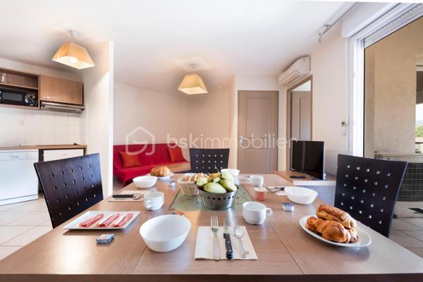 Dans la résidence GARDEN & CITY ROUSSET, située à 20 minutes d'Aix en Provence, investissez dans ce T2 meublé de 43,61 m² avec une terrasse 8,4 m² situé au 2ème étage.

Loyer annuel garanti : 4 863,88 € HT
Rentabilité brute : 7,59 %
Statut : LMNP (Loueur Meublé Non Professionnel)
Amortissement possible

Un investissement sécurisé et rentable, idéal pour constituer un patrimoine ou préparer votre retraite avec un revenu garanti.

Photos d’un bien type.
À saisir rapidement !