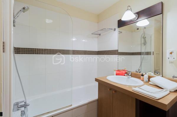 Dans la résidence GARDEN & CITY ROUSSET, située à 20 minutes d'Aix en Provence, investissez dans ce T2 meublé de 43,61 m² avec une terrasse 8,4 m² situé au 2ème étage.

Loyer annuel garanti : 4 863,88 € HT
Rentabilité brute : 7,59 %
Statut : LMNP (Loueur Meublé Non Professionnel)
Amortissement possible

Un investissement sécurisé et rentable, idéal pour constituer un patrimoine ou préparer votre retraite avec un revenu garanti.

Photos d’un bien type.
À saisir rapidement !