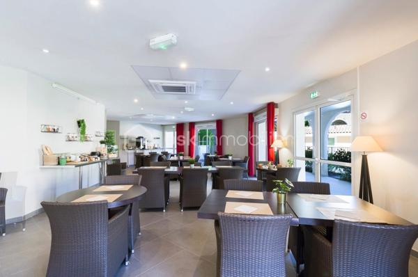 Dans la résidence GARDEN & CITY ROUSSET, située à 20 minutes d'Aix en Provence, investissez dans ce T2 meublé de 43,61 m² avec une terrasse 8,4 m² situé au 2ème étage.

Loyer annuel garanti : 4 863,88 € HT
Rentabilité brute : 7,59 %
Statut : LMNP (Loueur Meublé Non Professionnel)
Amortissement possible

Un investissement sécurisé et rentable, idéal pour constituer un patrimoine ou préparer votre retraite avec un revenu garanti.

Photos d’un bien type.
À saisir rapidement !