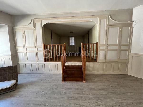 L'alliance du volume et de l'histoire : Demeure d'exception de 348m² avec ancienne salle de bal

Bâtisse de caractère 348m² – Idéale Grandes Familles, Investisseurs & Projets d'Hébergement (gîte, chambre d'hôtes, auberge de jeunesse).
Emplacement stratégique & opportunité rare : De magnifiques volumes au cœur des circuits touristiques !

Située à Sancergues, proche de toutes commodités, entre La Charité-sur-Loire, Nevers et Bourges (à 2h30 de Paris via l'A77 et 10min d'une gare SNCF), cette demeure de 348m² habitables sur 633m² de terrain avec de nombreuses dépendances offre un potentiel exceptionnel.

Bâtisse empreinte d'histoire (ancien bar-dancing du village), elle bénéficie d'un emplacement recherché sur un axe très fréquenté. Avec ses 9 chambres et ses espaces de vie majestueux, elle séduira aussi bien un investisseur (gîte d'étape, chambres d'hôtes, auberge de jeunesse) qu'une grande famille à la recherche d'une demeure spacieuse et de caractère.

1. UN EMPLACEMENT CLÉ SUR LES ITINÉRAIRES TOURISTIQUES & PÈLERINAGES

- Étape incontournable de Saint-Jacques-de-Compostelle : Située sur la Via Lemovicensis (voie de Vézelay), la commune accueille chaque année un flux constant de pèlerins et randonneurs à la recherche d'hébergements d'étape.
- Tourisme Vert & Cyclotourisme : À proximité immédiate des boucles de La Loire à Vélo, du Val de Loire et des célèbres vignobles de Sancerre et Pouilly-Fumé.
- Accessibilité & Visibilité : Emplacement stratégique offrant une vitrine naturelle pour capter la clientèle de passage tout en restant parfaitement connecté aux commodités du village.

2. DES VOLUMES SPECTACULAIRES AUX MULTIPLES POSSIBILITÉS D'AMÉNAGEMENT

- La pièce maîtresse (120m²) : L'ancienne salle de bal bénéficiant de 3,30m de hauteur sous plafond, de moulures et de sa scène d'origine (15m²). Un volume hors norme pour créer une pièce de vie monumentale, un espace de réception, une salle de restauration ou un lounge d'accueil.
- Espace dînatoire (plus de 35m²) : Grande cuisine aménagée avec îlot central, idéale pour les grands repas de famille ou la gestion des petits-déjeuners.
- Rez-de-chaussée fonctionnel : 2 chambres de plain-pied, salle d'eau, WC séparé.
- Potentiel d'extension (58m² sur parquet) : Pièce située derrière la scène à rénover selon vos projets (dortoirs supplémentaires, suite parentale, salle de jeux...).

3. ESPACE NUIT DE GRANDE CAPACITÉ 

- 1er étage : Dégagement desservant 3 grandes chambres (dont une avec dressing dédié), une salle de bains et un WC.
- 2ème étage (sous charpente mansardée) : 4 chambres complémentaires.

4. LOGISTIQUE, DÉPENDANCES & EXTÉRIEURS

- Sous-sol monumental (163m² au sol) : Plus de 130m² de magnifiques caves voûtées, idéales pour du stockage, une cave de dégustation ou un atelier de passionné.
- Annexes et Garages : Atelier de 21m², deux garages de 28m² (parfaits pour abriter véhicules, matériel ou créer un local vélos sécurisé), pièce de stockage de 22m² avec puits et pompe de relevage.
- Extérieurs : Portail motorisé, cour bitumée offrant un stationnement aisé, charmant jardinet clos et sans vis-à-vis pour les moments de détente en famille ou entre hôtes, deux points d'eau extérieur ainsi qu'un beau mur en pierres sèches qui délimite la propriété.

5. DONNÉES FINANCIÈRES & PRESTATIONS TECHNIQUES

- Équipements : Assainissement tout-à-l'égout, Chauffage central au fioul (eau chaude intégrée), Menuiseries double vitrage PVC ou Bois avec volets roulants manuels ou volets battants bois, Fibre Optique, VMC
- Diagnostics : Classe Énergie E / Classe GES E

Un lieu d'exception taillé pour concrétiser vos projets d'hébergement ou accueillir une grande famille.
Possibilité de vidéo sur demande.
Contactez-moi dès aujourd'hui pour en discuter et planifier une visite !