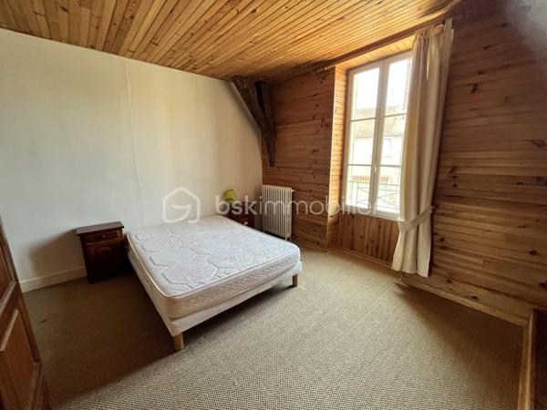 L'alliance du volume et de l'histoire : Demeure d'exception de 348m² avec ancienne salle de bal

Bâtisse de caractère 348m² – Idéale Grandes Familles, Investisseurs & Projets d'Hébergement (gîte, chambre d'hôtes, auberge de jeunesse).
Emplacement stratégique & opportunité rare : De magnifiques volumes au cœur des circuits touristiques !

Située à Sancergues, proche de toutes commodités, entre La Charité-sur-Loire, Nevers et Bourges (à 2h30 de Paris via l'A77 et 10min d'une gare SNCF), cette demeure de 348m² habitables sur 633m² de terrain avec de nombreuses dépendances offre un potentiel exceptionnel.

Bâtisse empreinte d'histoire (ancien bar-dancing du village), elle bénéficie d'un emplacement recherché sur un axe très fréquenté. Avec ses 9 chambres et ses espaces de vie majestueux, elle séduira aussi bien un investisseur (gîte d'étape, chambres d'hôtes, auberge de jeunesse) qu'une grande famille à la recherche d'une demeure spacieuse et de caractère.

1. UN EMPLACEMENT CLÉ SUR LES ITINÉRAIRES TOURISTIQUES & PÈLERINAGES

- Étape incontournable de Saint-Jacques-de-Compostelle : Située sur la Via Lemovicensis (voie de Vézelay), la commune accueille chaque année un flux constant de pèlerins et randonneurs à la recherche d'hébergements d'étape.
- Tourisme Vert & Cyclotourisme : À proximité immédiate des boucles de La Loire à Vélo, du Val de Loire et des célèbres vignobles de Sancerre et Pouilly-Fumé.
- Accessibilité & Visibilité : Emplacement stratégique offrant une vitrine naturelle pour capter la clientèle de passage tout en restant parfaitement connecté aux commodités du village.

2. DES VOLUMES SPECTACULAIRES AUX MULTIPLES POSSIBILITÉS D'AMÉNAGEMENT

- La pièce maîtresse (120m²) : L'ancienne salle de bal bénéficiant de 3,30m de hauteur sous plafond, de moulures et de sa scène d'origine (15m²). Un volume hors norme pour créer une pièce de vie monumentale, un espace de réception, une salle de restauration ou un lounge d'accueil.
- Espace dînatoire (plus de 35m²) : Grande cuisine aménagée avec îlot central, idéale pour les grands repas de famille ou la gestion des petits-déjeuners.
- Rez-de-chaussée fonctionnel : 2 chambres de plain-pied, salle d'eau, WC séparé.
- Potentiel d'extension (58m² sur parquet) : Pièce située derrière la scène à rénover selon vos projets (dortoirs supplémentaires, suite parentale, salle de jeux...).

3. ESPACE NUIT DE GRANDE CAPACITÉ 

- 1er étage : Dégagement desservant 3 grandes chambres (dont une avec dressing dédié), une salle de bains et un WC.
- 2ème étage (sous charpente mansardée) : 4 chambres complémentaires.

4. LOGISTIQUE, DÉPENDANCES & EXTÉRIEURS

- Sous-sol monumental (163m² au sol) : Plus de 130m² de magnifiques caves voûtées, idéales pour du stockage, une cave de dégustation ou un atelier de passionné.
- Annexes et Garages : Atelier de 21m², deux garages de 28m² (parfaits pour abriter véhicules, matériel ou créer un local vélos sécurisé), pièce de stockage de 22m² avec puits et pompe de relevage.
- Extérieurs : Portail motorisé, cour bitumée offrant un stationnement aisé, charmant jardinet clos et sans vis-à-vis pour les moments de détente en famille ou entre hôtes, deux points d'eau extérieur ainsi qu'un beau mur en pierres sèches qui délimite la propriété.

5. DONNÉES FINANCIÈRES & PRESTATIONS TECHNIQUES

- Équipements : Assainissement tout-à-l'égout, Chauffage central au fioul (eau chaude intégrée), Menuiseries double vitrage PVC ou Bois avec volets roulants manuels ou volets battants bois, Fibre Optique, VMC
- Diagnostics : Classe Énergie E / Classe GES E

Un lieu d'exception taillé pour concrétiser vos projets d'hébergement ou accueillir une grande famille.
Possibilité de vidéo sur demande.
Contactez-moi dès aujourd'hui pour en discuter et planifier une visite !