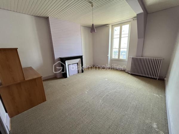 L'alliance du volume et de l'histoire : Demeure d'exception de 348m² avec ancienne salle de bal

Bâtisse de caractère 348m² – Idéale Grandes Familles, Investisseurs & Projets d'Hébergement (gîte, chambre d'hôtes, auberge de jeunesse).
Emplacement stratégique & opportunité rare : De magnifiques volumes au cœur des circuits touristiques !

Située à Sancergues, proche de toutes commodités, entre La Charité-sur-Loire, Nevers et Bourges (à 2h30 de Paris via l'A77 et 10min d'une gare SNCF), cette demeure de 348m² habitables sur 633m² de terrain avec de nombreuses dépendances offre un potentiel exceptionnel.

Bâtisse empreinte d'histoire (ancien bar-dancing du village), elle bénéficie d'un emplacement recherché sur un axe très fréquenté. Avec ses 9 chambres et ses espaces de vie majestueux, elle séduira aussi bien un investisseur (gîte d'étape, chambres d'hôtes, auberge de jeunesse) qu'une grande famille à la recherche d'une demeure spacieuse et de caractère.

1. UN EMPLACEMENT CLÉ SUR LES ITINÉRAIRES TOURISTIQUES & PÈLERINAGES

- Étape incontournable de Saint-Jacques-de-Compostelle : Située sur la Via Lemovicensis (voie de Vézelay), la commune accueille chaque année un flux constant de pèlerins et randonneurs à la recherche d'hébergements d'étape.
- Tourisme Vert & Cyclotourisme : À proximité immédiate des boucles de La Loire à Vélo, du Val de Loire et des célèbres vignobles de Sancerre et Pouilly-Fumé.
- Accessibilité & Visibilité : Emplacement stratégique offrant une vitrine naturelle pour capter la clientèle de passage tout en restant parfaitement connecté aux commodités du village.

2. DES VOLUMES SPECTACULAIRES AUX MULTIPLES POSSIBILITÉS D'AMÉNAGEMENT

- La pièce maîtresse (120m²) : L'ancienne salle de bal bénéficiant de 3,30m de hauteur sous plafond, de moulures et de sa scène d'origine (15m²). Un volume hors norme pour créer une pièce de vie monumentale, un espace de réception, une salle de restauration ou un lounge d'accueil.
- Espace dînatoire (plus de 35m²) : Grande cuisine aménagée avec îlot central, idéale pour les grands repas de famille ou la gestion des petits-déjeuners.
- Rez-de-chaussée fonctionnel : 2 chambres de plain-pied, salle d'eau, WC séparé.
- Potentiel d'extension (58m² sur parquet) : Pièce située derrière la scène à rénover selon vos projets (dortoirs supplémentaires, suite parentale, salle de jeux...).

3. ESPACE NUIT DE GRANDE CAPACITÉ 

- 1er étage : Dégagement desservant 3 grandes chambres (dont une avec dressing dédié), une salle de bains et un WC.
- 2ème étage (sous charpente mansardée) : 4 chambres complémentaires.

4. LOGISTIQUE, DÉPENDANCES & EXTÉRIEURS

- Sous-sol monumental (163m² au sol) : Plus de 130m² de magnifiques caves voûtées, idéales pour du stockage, une cave de dégustation ou un atelier de passionné.
- Annexes et Garages : Atelier de 21m², deux garages de 28m² (parfaits pour abriter véhicules, matériel ou créer un local vélos sécurisé), pièce de stockage de 22m² avec puits et pompe de relevage.
- Extérieurs : Portail motorisé, cour bitumée offrant un stationnement aisé, charmant jardinet clos et sans vis-à-vis pour les moments de détente en famille ou entre hôtes, deux points d'eau extérieur ainsi qu'un beau mur en pierres sèches qui délimite la propriété.

5. DONNÉES FINANCIÈRES & PRESTATIONS TECHNIQUES

- Équipements : Assainissement tout-à-l'égout, Chauffage central au fioul (eau chaude intégrée), Menuiseries double vitrage PVC ou Bois avec volets roulants manuels ou volets battants bois, Fibre Optique, VMC
- Diagnostics : Classe Énergie E / Classe GES E

Un lieu d'exception taillé pour concrétiser vos projets d'hébergement ou accueillir une grande famille.
Possibilité de vidéo sur demande.
Contactez-moi dès aujourd'hui pour en discuter et planifier une visite !