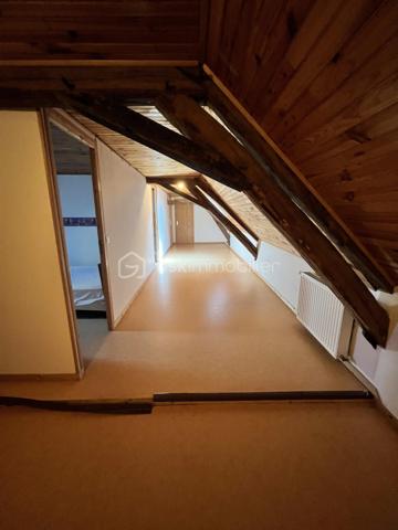 L'alliance du volume et de l'histoire : Demeure d'exception de 348m² avec ancienne salle de bal

Bâtisse de caractère 348m² – Idéale Grandes Familles, Investisseurs & Projets d'Hébergement (gîte, chambre d'hôtes, auberge de jeunesse).
Emplacement stratégique & opportunité rare : De magnifiques volumes au cœur des circuits touristiques !

Située à Sancergues, proche de toutes commodités, entre La Charité-sur-Loire, Nevers et Bourges (à 2h30 de Paris via l'A77 et 10min d'une gare SNCF), cette demeure de 348m² habitables sur 633m² de terrain avec de nombreuses dépendances offre un potentiel exceptionnel.

Bâtisse empreinte d'histoire (ancien bar-dancing du village), elle bénéficie d'un emplacement recherché sur un axe très fréquenté. Avec ses 9 chambres et ses espaces de vie majestueux, elle séduira aussi bien un investisseur (gîte d'étape, chambres d'hôtes, auberge de jeunesse) qu'une grande famille à la recherche d'une demeure spacieuse et de caractère.

1. UN EMPLACEMENT CLÉ SUR LES ITINÉRAIRES TOURISTIQUES & PÈLERINAGES

- Étape incontournable de Saint-Jacques-de-Compostelle : Située sur la Via Lemovicensis (voie de Vézelay), la commune accueille chaque année un flux constant de pèlerins et randonneurs à la recherche d'hébergements d'étape.
- Tourisme Vert & Cyclotourisme : À proximité immédiate des boucles de La Loire à Vélo, du Val de Loire et des célèbres vignobles de Sancerre et Pouilly-Fumé.
- Accessibilité & Visibilité : Emplacement stratégique offrant une vitrine naturelle pour capter la clientèle de passage tout en restant parfaitement connecté aux commodités du village.

2. DES VOLUMES SPECTACULAIRES AUX MULTIPLES POSSIBILITÉS D'AMÉNAGEMENT

- La pièce maîtresse (120m²) : L'ancienne salle de bal bénéficiant de 3,30m de hauteur sous plafond, de moulures et de sa scène d'origine (15m²). Un volume hors norme pour créer une pièce de vie monumentale, un espace de réception, une salle de restauration ou un lounge d'accueil.
- Espace dînatoire (plus de 35m²) : Grande cuisine aménagée avec îlot central, idéale pour les grands repas de famille ou la gestion des petits-déjeuners.
- Rez-de-chaussée fonctionnel : 2 chambres de plain-pied, salle d'eau, WC séparé.
- Potentiel d'extension (58m² sur parquet) : Pièce située derrière la scène à rénover selon vos projets (dortoirs supplémentaires, suite parentale, salle de jeux...).

3. ESPACE NUIT DE GRANDE CAPACITÉ 

- 1er étage : Dégagement desservant 3 grandes chambres (dont une avec dressing dédié), une salle de bains et un WC.
- 2ème étage (sous charpente mansardée) : 4 chambres complémentaires.

4. LOGISTIQUE, DÉPENDANCES & EXTÉRIEURS

- Sous-sol monumental (163m² au sol) : Plus de 130m² de magnifiques caves voûtées, idéales pour du stockage, une cave de dégustation ou un atelier de passionné.
- Annexes et Garages : Atelier de 21m², deux garages de 28m² (parfaits pour abriter véhicules, matériel ou créer un local vélos sécurisé), pièce de stockage de 22m² avec puits et pompe de relevage.
- Extérieurs : Portail motorisé, cour bitumée offrant un stationnement aisé, charmant jardinet clos et sans vis-à-vis pour les moments de détente en famille ou entre hôtes, deux points d'eau extérieur ainsi qu'un beau mur en pierres sèches qui délimite la propriété.

5. DONNÉES FINANCIÈRES & PRESTATIONS TECHNIQUES

- Équipements : Assainissement tout-à-l'égout, Chauffage central au fioul (eau chaude intégrée), Menuiseries double vitrage PVC ou Bois avec volets roulants manuels ou volets battants bois, Fibre Optique, VMC
- Diagnostics : Classe Énergie E / Classe GES E

Un lieu d'exception taillé pour concrétiser vos projets d'hébergement ou accueillir une grande famille.
Possibilité de vidéo sur demande.
Contactez-moi dès aujourd'hui pour en discuter et planifier une visite !