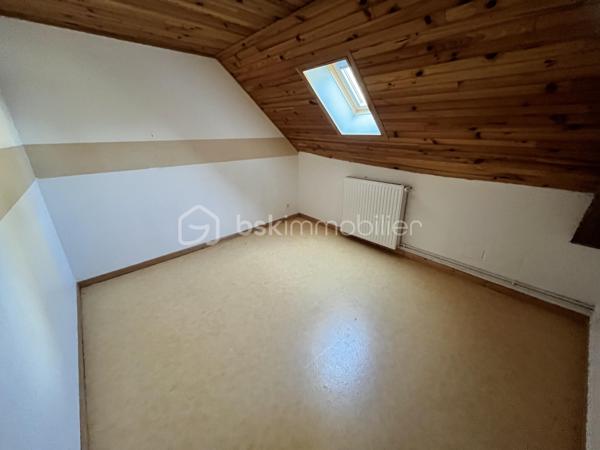 L'alliance du volume et de l'histoire : Demeure d'exception de 348m² avec ancienne salle de bal

Bâtisse de caractère 348m² – Idéale Grandes Familles, Investisseurs & Projets d'Hébergement (gîte, chambre d'hôtes, auberge de jeunesse).
Emplacement stratégique & opportunité rare : De magnifiques volumes au cœur des circuits touristiques !

Située à Sancergues, proche de toutes commodités, entre La Charité-sur-Loire, Nevers et Bourges (à 2h30 de Paris via l'A77 et 10min d'une gare SNCF), cette demeure de 348m² habitables sur 633m² de terrain avec de nombreuses dépendances offre un potentiel exceptionnel.

Bâtisse empreinte d'histoire (ancien bar-dancing du village), elle bénéficie d'un emplacement recherché sur un axe très fréquenté. Avec ses 9 chambres et ses espaces de vie majestueux, elle séduira aussi bien un investisseur (gîte d'étape, chambres d'hôtes, auberge de jeunesse) qu'une grande famille à la recherche d'une demeure spacieuse et de caractère.

1. UN EMPLACEMENT CLÉ SUR LES ITINÉRAIRES TOURISTIQUES & PÈLERINAGES

- Étape incontournable de Saint-Jacques-de-Compostelle : Située sur la Via Lemovicensis (voie de Vézelay), la commune accueille chaque année un flux constant de pèlerins et randonneurs à la recherche d'hébergements d'étape.
- Tourisme Vert & Cyclotourisme : À proximité immédiate des boucles de La Loire à Vélo, du Val de Loire et des célèbres vignobles de Sancerre et Pouilly-Fumé.
- Accessibilité & Visibilité : Emplacement stratégique offrant une vitrine naturelle pour capter la clientèle de passage tout en restant parfaitement connecté aux commodités du village.

2. DES VOLUMES SPECTACULAIRES AUX MULTIPLES POSSIBILITÉS D'AMÉNAGEMENT

- La pièce maîtresse (120m²) : L'ancienne salle de bal bénéficiant de 3,30m de hauteur sous plafond, de moulures et de sa scène d'origine (15m²). Un volume hors norme pour créer une pièce de vie monumentale, un espace de réception, une salle de restauration ou un lounge d'accueil.
- Espace dînatoire (plus de 35m²) : Grande cuisine aménagée avec îlot central, idéale pour les grands repas de famille ou la gestion des petits-déjeuners.
- Rez-de-chaussée fonctionnel : 2 chambres de plain-pied, salle d'eau, WC séparé.
- Potentiel d'extension (58m² sur parquet) : Pièce située derrière la scène à rénover selon vos projets (dortoirs supplémentaires, suite parentale, salle de jeux...).

3. ESPACE NUIT DE GRANDE CAPACITÉ 

- 1er étage : Dégagement desservant 3 grandes chambres (dont une avec dressing dédié), une salle de bains et un WC.
- 2ème étage (sous charpente mansardée) : 4 chambres complémentaires.

4. LOGISTIQUE, DÉPENDANCES & EXTÉRIEURS

- Sous-sol monumental (163m² au sol) : Plus de 130m² de magnifiques caves voûtées, idéales pour du stockage, une cave de dégustation ou un atelier de passionné.
- Annexes et Garages : Atelier de 21m², deux garages de 28m² (parfaits pour abriter véhicules, matériel ou créer un local vélos sécurisé), pièce de stockage de 22m² avec puits et pompe de relevage.
- Extérieurs : Portail motorisé, cour bitumée offrant un stationnement aisé, charmant jardinet clos et sans vis-à-vis pour les moments de détente en famille ou entre hôtes, deux points d'eau extérieur ainsi qu'un beau mur en pierres sèches qui délimite la propriété.

5. DONNÉES FINANCIÈRES & PRESTATIONS TECHNIQUES

- Équipements : Assainissement tout-à-l'égout, Chauffage central au fioul (eau chaude intégrée), Menuiseries double vitrage PVC ou Bois avec volets roulants manuels ou volets battants bois, Fibre Optique, VMC
- Diagnostics : Classe Énergie E / Classe GES E

Un lieu d'exception taillé pour concrétiser vos projets d'hébergement ou accueillir une grande famille.
Possibilité de vidéo sur demande.
Contactez-moi dès aujourd'hui pour en discuter et planifier une visite !