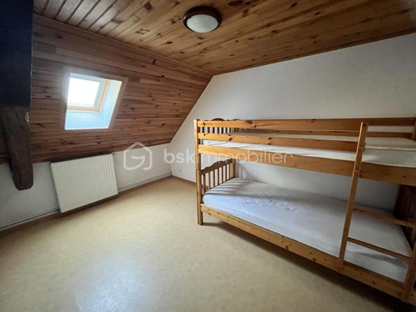 L'alliance du volume et de l'histoire : Demeure d'exception de 348m² avec ancienne salle de bal

Bâtisse de caractère 348m² – Idéale Grandes Familles, Investisseurs & Projets d'Hébergement (gîte, chambre d'hôtes, auberge de jeunesse).
Emplacement stratégique & opportunité rare : De magnifiques volumes au cœur des circuits touristiques !

Située à Sancergues, proche de toutes commodités, entre La Charité-sur-Loire, Nevers et Bourges (à 2h30 de Paris via l'A77 et 10min d'une gare SNCF), cette demeure de 348m² habitables sur 633m² de terrain avec de nombreuses dépendances offre un potentiel exceptionnel.

Bâtisse empreinte d'histoire (ancien bar-dancing du village), elle bénéficie d'un emplacement recherché sur un axe très fréquenté. Avec ses 9 chambres et ses espaces de vie majestueux, elle séduira aussi bien un investisseur (gîte d'étape, chambres d'hôtes, auberge de jeunesse) qu'une grande famille à la recherche d'une demeure spacieuse et de caractère.

1. UN EMPLACEMENT CLÉ SUR LES ITINÉRAIRES TOURISTIQUES & PÈLERINAGES

- Étape incontournable de Saint-Jacques-de-Compostelle : Située sur la Via Lemovicensis (voie de Vézelay), la commune accueille chaque année un flux constant de pèlerins et randonneurs à la recherche d'hébergements d'étape.
- Tourisme Vert & Cyclotourisme : À proximité immédiate des boucles de La Loire à Vélo, du Val de Loire et des célèbres vignobles de Sancerre et Pouilly-Fumé.
- Accessibilité & Visibilité : Emplacement stratégique offrant une vitrine naturelle pour capter la clientèle de passage tout en restant parfaitement connecté aux commodités du village.

2. DES VOLUMES SPECTACULAIRES AUX MULTIPLES POSSIBILITÉS D'AMÉNAGEMENT

- La pièce maîtresse (120m²) : L'ancienne salle de bal bénéficiant de 3,30m de hauteur sous plafond, de moulures et de sa scène d'origine (15m²). Un volume hors norme pour créer une pièce de vie monumentale, un espace de réception, une salle de restauration ou un lounge d'accueil.
- Espace dînatoire (plus de 35m²) : Grande cuisine aménagée avec îlot central, idéale pour les grands repas de famille ou la gestion des petits-déjeuners.
- Rez-de-chaussée fonctionnel : 2 chambres de plain-pied, salle d'eau, WC séparé.
- Potentiel d'extension (58m² sur parquet) : Pièce située derrière la scène à rénover selon vos projets (dortoirs supplémentaires, suite parentale, salle de jeux...).

3. ESPACE NUIT DE GRANDE CAPACITÉ 

- 1er étage : Dégagement desservant 3 grandes chambres (dont une avec dressing dédié), une salle de bains et un WC.
- 2ème étage (sous charpente mansardée) : 4 chambres complémentaires.

4. LOGISTIQUE, DÉPENDANCES & EXTÉRIEURS

- Sous-sol monumental (163m² au sol) : Plus de 130m² de magnifiques caves voûtées, idéales pour du stockage, une cave de dégustation ou un atelier de passionné.
- Annexes et Garages : Atelier de 21m², deux garages de 28m² (parfaits pour abriter véhicules, matériel ou créer un local vélos sécurisé), pièce de stockage de 22m² avec puits et pompe de relevage.
- Extérieurs : Portail motorisé, cour bitumée offrant un stationnement aisé, charmant jardinet clos et sans vis-à-vis pour les moments de détente en famille ou entre hôtes, deux points d'eau extérieur ainsi qu'un beau mur en pierres sèches qui délimite la propriété.

5. DONNÉES FINANCIÈRES & PRESTATIONS TECHNIQUES

- Équipements : Assainissement tout-à-l'égout, Chauffage central au fioul (eau chaude intégrée), Menuiseries double vitrage PVC ou Bois avec volets roulants manuels ou volets battants bois, Fibre Optique, VMC
- Diagnostics : Classe Énergie E / Classe GES E

Un lieu d'exception taillé pour concrétiser vos projets d'hébergement ou accueillir une grande famille.
Possibilité de vidéo sur demande.
Contactez-moi dès aujourd'hui pour en discuter et planifier une visite !