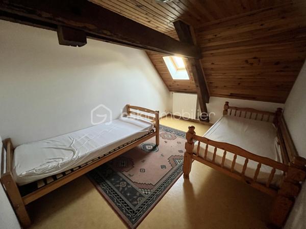 L'alliance du volume et de l'histoire : Demeure d'exception de 348m² avec ancienne salle de bal

Bâtisse de caractère 348m² – Idéale Grandes Familles, Investisseurs & Projets d'Hébergement (gîte, chambre d'hôtes, auberge de jeunesse).
Emplacement stratégique & opportunité rare : De magnifiques volumes au cœur des circuits touristiques !

Située à Sancergues, proche de toutes commodités, entre La Charité-sur-Loire, Nevers et Bourges (à 2h30 de Paris via l'A77 et 10min d'une gare SNCF), cette demeure de 348m² habitables sur 633m² de terrain avec de nombreuses dépendances offre un potentiel exceptionnel.

Bâtisse empreinte d'histoire (ancien bar-dancing du village), elle bénéficie d'un emplacement recherché sur un axe très fréquenté. Avec ses 9 chambres et ses espaces de vie majestueux, elle séduira aussi bien un investisseur (gîte d'étape, chambres d'hôtes, auberge de jeunesse) qu'une grande famille à la recherche d'une demeure spacieuse et de caractère.

1. UN EMPLACEMENT CLÉ SUR LES ITINÉRAIRES TOURISTIQUES & PÈLERINAGES

- Étape incontournable de Saint-Jacques-de-Compostelle : Située sur la Via Lemovicensis (voie de Vézelay), la commune accueille chaque année un flux constant de pèlerins et randonneurs à la recherche d'hébergements d'étape.
- Tourisme Vert & Cyclotourisme : À proximité immédiate des boucles de La Loire à Vélo, du Val de Loire et des célèbres vignobles de Sancerre et Pouilly-Fumé.
- Accessibilité & Visibilité : Emplacement stratégique offrant une vitrine naturelle pour capter la clientèle de passage tout en restant parfaitement connecté aux commodités du village.

2. DES VOLUMES SPECTACULAIRES AUX MULTIPLES POSSIBILITÉS D'AMÉNAGEMENT

- La pièce maîtresse (120m²) : L'ancienne salle de bal bénéficiant de 3,30m de hauteur sous plafond, de moulures et de sa scène d'origine (15m²). Un volume hors norme pour créer une pièce de vie monumentale, un espace de réception, une salle de restauration ou un lounge d'accueil.
- Espace dînatoire (plus de 35m²) : Grande cuisine aménagée avec îlot central, idéale pour les grands repas de famille ou la gestion des petits-déjeuners.
- Rez-de-chaussée fonctionnel : 2 chambres de plain-pied, salle d'eau, WC séparé.
- Potentiel d'extension (58m² sur parquet) : Pièce située derrière la scène à rénover selon vos projets (dortoirs supplémentaires, suite parentale, salle de jeux...).

3. ESPACE NUIT DE GRANDE CAPACITÉ 

- 1er étage : Dégagement desservant 3 grandes chambres (dont une avec dressing dédié), une salle de bains et un WC.
- 2ème étage (sous charpente mansardée) : 4 chambres complémentaires.

4. LOGISTIQUE, DÉPENDANCES & EXTÉRIEURS

- Sous-sol monumental (163m² au sol) : Plus de 130m² de magnifiques caves voûtées, idéales pour du stockage, une cave de dégustation ou un atelier de passionné.
- Annexes et Garages : Atelier de 21m², deux garages de 28m² (parfaits pour abriter véhicules, matériel ou créer un local vélos sécurisé), pièce de stockage de 22m² avec puits et pompe de relevage.
- Extérieurs : Portail motorisé, cour bitumée offrant un stationnement aisé, charmant jardinet clos et sans vis-à-vis pour les moments de détente en famille ou entre hôtes, deux points d'eau extérieur ainsi qu'un beau mur en pierres sèches qui délimite la propriété.

5. DONNÉES FINANCIÈRES & PRESTATIONS TECHNIQUES

- Équipements : Assainissement tout-à-l'égout, Chauffage central au fioul (eau chaude intégrée), Menuiseries double vitrage PVC ou Bois avec volets roulants manuels ou volets battants bois, Fibre Optique, VMC
- Diagnostics : Classe Énergie E / Classe GES E

Un lieu d'exception taillé pour concrétiser vos projets d'hébergement ou accueillir une grande famille.
Possibilité de vidéo sur demande.
Contactez-moi dès aujourd'hui pour en discuter et planifier une visite !