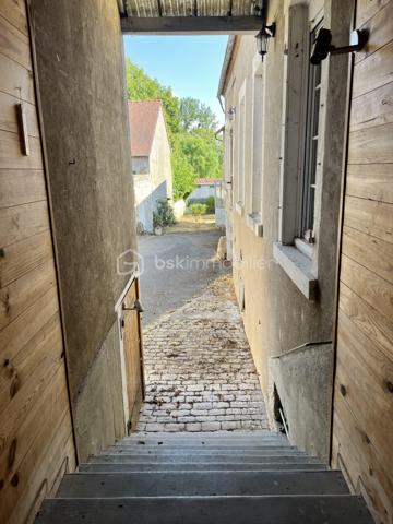 L'alliance du volume et de l'histoire : Demeure d'exception de 348m² avec ancienne salle de bal

Bâtisse de caractère 348m² – Idéale Grandes Familles, Investisseurs & Projets d'Hébergement (gîte, chambre d'hôtes, auberge de jeunesse).
Emplacement stratégique & opportunité rare : De magnifiques volumes au cœur des circuits touristiques !

Située à Sancergues, proche de toutes commodités, entre La Charité-sur-Loire, Nevers et Bourges (à 2h30 de Paris via l'A77 et 10min d'une gare SNCF), cette demeure de 348m² habitables sur 633m² de terrain avec de nombreuses dépendances offre un potentiel exceptionnel.

Bâtisse empreinte d'histoire (ancien bar-dancing du village), elle bénéficie d'un emplacement recherché sur un axe très fréquenté. Avec ses 9 chambres et ses espaces de vie majestueux, elle séduira aussi bien un investisseur (gîte d'étape, chambres d'hôtes, auberge de jeunesse) qu'une grande famille à la recherche d'une demeure spacieuse et de caractère.

1. UN EMPLACEMENT CLÉ SUR LES ITINÉRAIRES TOURISTIQUES & PÈLERINAGES

- Étape incontournable de Saint-Jacques-de-Compostelle : Située sur la Via Lemovicensis (voie de Vézelay), la commune accueille chaque année un flux constant de pèlerins et randonneurs à la recherche d'hébergements d'étape.
- Tourisme Vert & Cyclotourisme : À proximité immédiate des boucles de La Loire à Vélo, du Val de Loire et des célèbres vignobles de Sancerre et Pouilly-Fumé.
- Accessibilité & Visibilité : Emplacement stratégique offrant une vitrine naturelle pour capter la clientèle de passage tout en restant parfaitement connecté aux commodités du village.

2. DES VOLUMES SPECTACULAIRES AUX MULTIPLES POSSIBILITÉS D'AMÉNAGEMENT

- La pièce maîtresse (120m²) : L'ancienne salle de bal bénéficiant de 3,30m de hauteur sous plafond, de moulures et de sa scène d'origine (15m²). Un volume hors norme pour créer une pièce de vie monumentale, un espace de réception, une salle de restauration ou un lounge d'accueil.
- Espace dînatoire (plus de 35m²) : Grande cuisine aménagée avec îlot central, idéale pour les grands repas de famille ou la gestion des petits-déjeuners.
- Rez-de-chaussée fonctionnel : 2 chambres de plain-pied, salle d'eau, WC séparé.
- Potentiel d'extension (58m² sur parquet) : Pièce située derrière la scène à rénover selon vos projets (dortoirs supplémentaires, suite parentale, salle de jeux...).

3. ESPACE NUIT DE GRANDE CAPACITÉ 

- 1er étage : Dégagement desservant 3 grandes chambres (dont une avec dressing dédié), une salle de bains et un WC.
- 2ème étage (sous charpente mansardée) : 4 chambres complémentaires.

4. LOGISTIQUE, DÉPENDANCES & EXTÉRIEURS

- Sous-sol monumental (163m² au sol) : Plus de 130m² de magnifiques caves voûtées, idéales pour du stockage, une cave de dégustation ou un atelier de passionné.
- Annexes et Garages : Atelier de 21m², deux garages de 28m² (parfaits pour abriter véhicules, matériel ou créer un local vélos sécurisé), pièce de stockage de 22m² avec puits et pompe de relevage.
- Extérieurs : Portail motorisé, cour bitumée offrant un stationnement aisé, charmant jardinet clos et sans vis-à-vis pour les moments de détente en famille ou entre hôtes, deux points d'eau extérieur ainsi qu'un beau mur en pierres sèches qui délimite la propriété.

5. DONNÉES FINANCIÈRES & PRESTATIONS TECHNIQUES

- Équipements : Assainissement tout-à-l'égout, Chauffage central au fioul (eau chaude intégrée), Menuiseries double vitrage PVC ou Bois avec volets roulants manuels ou volets battants bois, Fibre Optique, VMC
- Diagnostics : Classe Énergie E / Classe GES E

Un lieu d'exception taillé pour concrétiser vos projets d'hébergement ou accueillir une grande famille.
Possibilité de vidéo sur demande.
Contactez-moi dès aujourd'hui pour en discuter et planifier une visite !