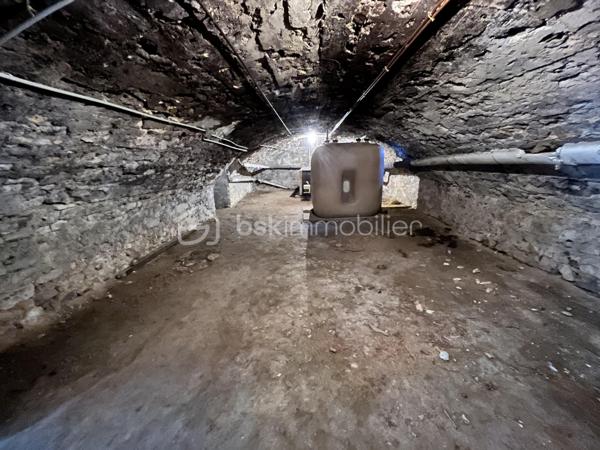 L'alliance du volume et de l'histoire : Demeure d'exception de 348m² avec ancienne salle de bal

Bâtisse de caractère 348m² – Idéale Grandes Familles, Investisseurs & Projets d'Hébergement (gîte, chambre d'hôtes, auberge de jeunesse).
Emplacement stratégique & opportunité rare : De magnifiques volumes au cœur des circuits touristiques !

Située à Sancergues, proche de toutes commodités, entre La Charité-sur-Loire, Nevers et Bourges (à 2h30 de Paris via l'A77 et 10min d'une gare SNCF), cette demeure de 348m² habitables sur 633m² de terrain avec de nombreuses dépendances offre un potentiel exceptionnel.

Bâtisse empreinte d'histoire (ancien bar-dancing du village), elle bénéficie d'un emplacement recherché sur un axe très fréquenté. Avec ses 9 chambres et ses espaces de vie majestueux, elle séduira aussi bien un investisseur (gîte d'étape, chambres d'hôtes, auberge de jeunesse) qu'une grande famille à la recherche d'une demeure spacieuse et de caractère.

1. UN EMPLACEMENT CLÉ SUR LES ITINÉRAIRES TOURISTIQUES & PÈLERINAGES

- Étape incontournable de Saint-Jacques-de-Compostelle : Située sur la Via Lemovicensis (voie de Vézelay), la commune accueille chaque année un flux constant de pèlerins et randonneurs à la recherche d'hébergements d'étape.
- Tourisme Vert & Cyclotourisme : À proximité immédiate des boucles de La Loire à Vélo, du Val de Loire et des célèbres vignobles de Sancerre et Pouilly-Fumé.
- Accessibilité & Visibilité : Emplacement stratégique offrant une vitrine naturelle pour capter la clientèle de passage tout en restant parfaitement connecté aux commodités du village.

2. DES VOLUMES SPECTACULAIRES AUX MULTIPLES POSSIBILITÉS D'AMÉNAGEMENT

- La pièce maîtresse (120m²) : L'ancienne salle de bal bénéficiant de 3,30m de hauteur sous plafond, de moulures et de sa scène d'origine (15m²). Un volume hors norme pour créer une pièce de vie monumentale, un espace de réception, une salle de restauration ou un lounge d'accueil.
- Espace dînatoire (plus de 35m²) : Grande cuisine aménagée avec îlot central, idéale pour les grands repas de famille ou la gestion des petits-déjeuners.
- Rez-de-chaussée fonctionnel : 2 chambres de plain-pied, salle d'eau, WC séparé.
- Potentiel d'extension (58m² sur parquet) : Pièce située derrière la scène à rénover selon vos projets (dortoirs supplémentaires, suite parentale, salle de jeux...).

3. ESPACE NUIT DE GRANDE CAPACITÉ 

- 1er étage : Dégagement desservant 3 grandes chambres (dont une avec dressing dédié), une salle de bains et un WC.
- 2ème étage (sous charpente mansardée) : 4 chambres complémentaires.

4. LOGISTIQUE, DÉPENDANCES & EXTÉRIEURS

- Sous-sol monumental (163m² au sol) : Plus de 130m² de magnifiques caves voûtées, idéales pour du stockage, une cave de dégustation ou un atelier de passionné.
- Annexes et Garages : Atelier de 21m², deux garages de 28m² (parfaits pour abriter véhicules, matériel ou créer un local vélos sécurisé), pièce de stockage de 22m² avec puits et pompe de relevage.
- Extérieurs : Portail motorisé, cour bitumée offrant un stationnement aisé, charmant jardinet clos et sans vis-à-vis pour les moments de détente en famille ou entre hôtes, deux points d'eau extérieur ainsi qu'un beau mur en pierres sèches qui délimite la propriété.

5. DONNÉES FINANCIÈRES & PRESTATIONS TECHNIQUES

- Équipements : Assainissement tout-à-l'égout, Chauffage central au fioul (eau chaude intégrée), Menuiseries double vitrage PVC ou Bois avec volets roulants manuels ou volets battants bois, Fibre Optique, VMC
- Diagnostics : Classe Énergie E / Classe GES E

Un lieu d'exception taillé pour concrétiser vos projets d'hébergement ou accueillir une grande famille.
Possibilité de vidéo sur demande.
Contactez-moi dès aujourd'hui pour en discuter et planifier une visite !