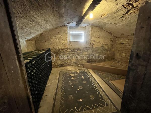 L'alliance du volume et de l'histoire : Demeure d'exception de 348m² avec ancienne salle de bal

Bâtisse de caractère 348m² – Idéale Grandes Familles, Investisseurs & Projets d'Hébergement (gîte, chambre d'hôtes, auberge de jeunesse).
Emplacement stratégique & opportunité rare : De magnifiques volumes au cœur des circuits touristiques !

Située à Sancergues, proche de toutes commodités, entre La Charité-sur-Loire, Nevers et Bourges (à 2h30 de Paris via l'A77 et 10min d'une gare SNCF), cette demeure de 348m² habitables sur 633m² de terrain avec de nombreuses dépendances offre un potentiel exceptionnel.

Bâtisse empreinte d'histoire (ancien bar-dancing du village), elle bénéficie d'un emplacement recherché sur un axe très fréquenté. Avec ses 9 chambres et ses espaces de vie majestueux, elle séduira aussi bien un investisseur (gîte d'étape, chambres d'hôtes, auberge de jeunesse) qu'une grande famille à la recherche d'une demeure spacieuse et de caractère.

1. UN EMPLACEMENT CLÉ SUR LES ITINÉRAIRES TOURISTIQUES & PÈLERINAGES

- Étape incontournable de Saint-Jacques-de-Compostelle : Située sur la Via Lemovicensis (voie de Vézelay), la commune accueille chaque année un flux constant de pèlerins et randonneurs à la recherche d'hébergements d'étape.
- Tourisme Vert & Cyclotourisme : À proximité immédiate des boucles de La Loire à Vélo, du Val de Loire et des célèbres vignobles de Sancerre et Pouilly-Fumé.
- Accessibilité & Visibilité : Emplacement stratégique offrant une vitrine naturelle pour capter la clientèle de passage tout en restant parfaitement connecté aux commodités du village.

2. DES VOLUMES SPECTACULAIRES AUX MULTIPLES POSSIBILITÉS D'AMÉNAGEMENT

- La pièce maîtresse (120m²) : L'ancienne salle de bal bénéficiant de 3,30m de hauteur sous plafond, de moulures et de sa scène d'origine (15m²). Un volume hors norme pour créer une pièce de vie monumentale, un espace de réception, une salle de restauration ou un lounge d'accueil.
- Espace dînatoire (plus de 35m²) : Grande cuisine aménagée avec îlot central, idéale pour les grands repas de famille ou la gestion des petits-déjeuners.
- Rez-de-chaussée fonctionnel : 2 chambres de plain-pied, salle d'eau, WC séparé.
- Potentiel d'extension (58m² sur parquet) : Pièce située derrière la scène à rénover selon vos projets (dortoirs supplémentaires, suite parentale, salle de jeux...).

3. ESPACE NUIT DE GRANDE CAPACITÉ 

- 1er étage : Dégagement desservant 3 grandes chambres (dont une avec dressing dédié), une salle de bains et un WC.
- 2ème étage (sous charpente mansardée) : 4 chambres complémentaires.

4. LOGISTIQUE, DÉPENDANCES & EXTÉRIEURS

- Sous-sol monumental (163m² au sol) : Plus de 130m² de magnifiques caves voûtées, idéales pour du stockage, une cave de dégustation ou un atelier de passionné.
- Annexes et Garages : Atelier de 21m², deux garages de 28m² (parfaits pour abriter véhicules, matériel ou créer un local vélos sécurisé), pièce de stockage de 22m² avec puits et pompe de relevage.
- Extérieurs : Portail motorisé, cour bitumée offrant un stationnement aisé, charmant jardinet clos et sans vis-à-vis pour les moments de détente en famille ou entre hôtes, deux points d'eau extérieur ainsi qu'un beau mur en pierres sèches qui délimite la propriété.

5. DONNÉES FINANCIÈRES & PRESTATIONS TECHNIQUES

- Équipements : Assainissement tout-à-l'égout, Chauffage central au fioul (eau chaude intégrée), Menuiseries double vitrage PVC ou Bois avec volets roulants manuels ou volets battants bois, Fibre Optique, VMC
- Diagnostics : Classe Énergie E / Classe GES E

Un lieu d'exception taillé pour concrétiser vos projets d'hébergement ou accueillir une grande famille.
Possibilité de vidéo sur demande.
Contactez-moi dès aujourd'hui pour en discuter et planifier une visite !