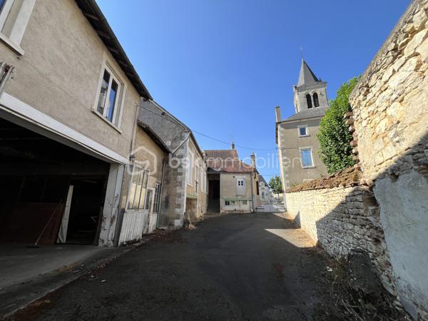 L'alliance du volume et de l'histoire : Demeure d'exception de 348m² avec ancienne salle de bal

Bâtisse de caractère 348m² – Idéale Grandes Familles, Investisseurs & Projets d'Hébergement (gîte, chambre d'hôtes, auberge de jeunesse).
Emplacement stratégique & opportunité rare : De magnifiques volumes au cœur des circuits touristiques !

Située à Sancergues, proche de toutes commodités, entre La Charité-sur-Loire, Nevers et Bourges (à 2h30 de Paris via l'A77 et 10min d'une gare SNCF), cette demeure de 348m² habitables sur 633m² de terrain avec de nombreuses dépendances offre un potentiel exceptionnel.

Bâtisse empreinte d'histoire (ancien bar-dancing du village), elle bénéficie d'un emplacement recherché sur un axe très fréquenté. Avec ses 9 chambres et ses espaces de vie majestueux, elle séduira aussi bien un investisseur (gîte d'étape, chambres d'hôtes, auberge de jeunesse) qu'une grande famille à la recherche d'une demeure spacieuse et de caractère.

1. UN EMPLACEMENT CLÉ SUR LES ITINÉRAIRES TOURISTIQUES & PÈLERINAGES

- Étape incontournable de Saint-Jacques-de-Compostelle : Située sur la Via Lemovicensis (voie de Vézelay), la commune accueille chaque année un flux constant de pèlerins et randonneurs à la recherche d'hébergements d'étape.
- Tourisme Vert & Cyclotourisme : À proximité immédiate des boucles de La Loire à Vélo, du Val de Loire et des célèbres vignobles de Sancerre et Pouilly-Fumé.
- Accessibilité & Visibilité : Emplacement stratégique offrant une vitrine naturelle pour capter la clientèle de passage tout en restant parfaitement connecté aux commodités du village.

2. DES VOLUMES SPECTACULAIRES AUX MULTIPLES POSSIBILITÉS D'AMÉNAGEMENT

- La pièce maîtresse (120m²) : L'ancienne salle de bal bénéficiant de 3,30m de hauteur sous plafond, de moulures et de sa scène d'origine (15m²). Un volume hors norme pour créer une pièce de vie monumentale, un espace de réception, une salle de restauration ou un lounge d'accueil.
- Espace dînatoire (plus de 35m²) : Grande cuisine aménagée avec îlot central, idéale pour les grands repas de famille ou la gestion des petits-déjeuners.
- Rez-de-chaussée fonctionnel : 2 chambres de plain-pied, salle d'eau, WC séparé.
- Potentiel d'extension (58m² sur parquet) : Pièce située derrière la scène à rénover selon vos projets (dortoirs supplémentaires, suite parentale, salle de jeux...).

3. ESPACE NUIT DE GRANDE CAPACITÉ 

- 1er étage : Dégagement desservant 3 grandes chambres (dont une avec dressing dédié), une salle de bains et un WC.
- 2ème étage (sous charpente mansardée) : 4 chambres complémentaires.

4. LOGISTIQUE, DÉPENDANCES & EXTÉRIEURS

- Sous-sol monumental (163m² au sol) : Plus de 130m² de magnifiques caves voûtées, idéales pour du stockage, une cave de dégustation ou un atelier de passionné.
- Annexes et Garages : Atelier de 21m², deux garages de 28m² (parfaits pour abriter véhicules, matériel ou créer un local vélos sécurisé), pièce de stockage de 22m² avec puits et pompe de relevage.
- Extérieurs : Portail motorisé, cour bitumée offrant un stationnement aisé, charmant jardinet clos et sans vis-à-vis pour les moments de détente en famille ou entre hôtes, deux points d'eau extérieur ainsi qu'un beau mur en pierres sèches qui délimite la propriété.

5. DONNÉES FINANCIÈRES & PRESTATIONS TECHNIQUES

- Équipements : Assainissement tout-à-l'égout, Chauffage central au fioul (eau chaude intégrée), Menuiseries double vitrage PVC ou Bois avec volets roulants manuels ou volets battants bois, Fibre Optique, VMC
- Diagnostics : Classe Énergie E / Classe GES E

Un lieu d'exception taillé pour concrétiser vos projets d'hébergement ou accueillir une grande famille.
Possibilité de vidéo sur demande.
Contactez-moi dès aujourd'hui pour en discuter et planifier une visite !
