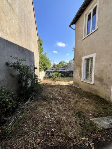 L'alliance du volume et de l'histoire : Demeure d'exception de 348m² avec ancienne salle de bal

Bâtisse de caractère 348m² – Idéale Grandes Familles, Investisseurs & Projets d'Hébergement (gîte, chambre d'hôtes, auberge de jeunesse).
Emplacement stratégique & opportunité rare : De magnifiques volumes au cœur des circuits touristiques !

Située à Sancergues, proche de toutes commodités, entre La Charité-sur-Loire, Nevers et Bourges (à 2h30 de Paris via l'A77 et 10min d'une gare SNCF), cette demeure de 348m² habitables sur 633m² de terrain avec de nombreuses dépendances offre un potentiel exceptionnel.

Bâtisse empreinte d'histoire (ancien bar-dancing du village), elle bénéficie d'un emplacement recherché sur un axe très fréquenté. Avec ses 9 chambres et ses espaces de vie majestueux, elle séduira aussi bien un investisseur (gîte d'étape, chambres d'hôtes, auberge de jeunesse) qu'une grande famille à la recherche d'une demeure spacieuse et de caractère.

1. UN EMPLACEMENT CLÉ SUR LES ITINÉRAIRES TOURISTIQUES & PÈLERINAGES

- Étape incontournable de Saint-Jacques-de-Compostelle : Située sur la Via Lemovicensis (voie de Vézelay), la commune accueille chaque année un flux constant de pèlerins et randonneurs à la recherche d'hébergements d'étape.
- Tourisme Vert & Cyclotourisme : À proximité immédiate des boucles de La Loire à Vélo, du Val de Loire et des célèbres vignobles de Sancerre et Pouilly-Fumé.
- Accessibilité & Visibilité : Emplacement stratégique offrant une vitrine naturelle pour capter la clientèle de passage tout en restant parfaitement connecté aux commodités du village.

2. DES VOLUMES SPECTACULAIRES AUX MULTIPLES POSSIBILITÉS D'AMÉNAGEMENT

- La pièce maîtresse (120m²) : L'ancienne salle de bal bénéficiant de 3,30m de hauteur sous plafond, de moulures et de sa scène d'origine (15m²). Un volume hors norme pour créer une pièce de vie monumentale, un espace de réception, une salle de restauration ou un lounge d'accueil.
- Espace dînatoire (plus de 35m²) : Grande cuisine aménagée avec îlot central, idéale pour les grands repas de famille ou la gestion des petits-déjeuners.
- Rez-de-chaussée fonctionnel : 2 chambres de plain-pied, salle d'eau, WC séparé.
- Potentiel d'extension (58m² sur parquet) : Pièce située derrière la scène à rénover selon vos projets (dortoirs supplémentaires, suite parentale, salle de jeux...).

3. ESPACE NUIT DE GRANDE CAPACITÉ 

- 1er étage : Dégagement desservant 3 grandes chambres (dont une avec dressing dédié), une salle de bains et un WC.
- 2ème étage (sous charpente mansardée) : 4 chambres complémentaires.

4. LOGISTIQUE, DÉPENDANCES & EXTÉRIEURS

- Sous-sol monumental (163m² au sol) : Plus de 130m² de magnifiques caves voûtées, idéales pour du stockage, une cave de dégustation ou un atelier de passionné.
- Annexes et Garages : Atelier de 21m², deux garages de 28m² (parfaits pour abriter véhicules, matériel ou créer un local vélos sécurisé), pièce de stockage de 22m² avec puits et pompe de relevage.
- Extérieurs : Portail motorisé, cour bitumée offrant un stationnement aisé, charmant jardinet clos et sans vis-à-vis pour les moments de détente en famille ou entre hôtes, deux points d'eau extérieur ainsi qu'un beau mur en pierres sèches qui délimite la propriété.

5. DONNÉES FINANCIÈRES & PRESTATIONS TECHNIQUES

- Équipements : Assainissement tout-à-l'égout, Chauffage central au fioul (eau chaude intégrée), Menuiseries double vitrage PVC ou Bois avec volets roulants manuels ou volets battants bois, Fibre Optique, VMC
- Diagnostics : Classe Énergie E / Classe GES E

Un lieu d'exception taillé pour concrétiser vos projets d'hébergement ou accueillir une grande famille.
Possibilité de vidéo sur demande.
Contactez-moi dès aujourd'hui pour en discuter et planifier une visite !