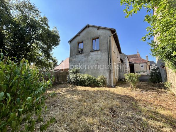 L'alliance du volume et de l'histoire : Demeure d'exception de 348m² avec ancienne salle de bal

Bâtisse de caractère 348m² – Idéale Grandes Familles, Investisseurs & Projets d'Hébergement (gîte, chambre d'hôtes, auberge de jeunesse).
Emplacement stratégique & opportunité rare : De magnifiques volumes au cœur des circuits touristiques !

Située à Sancergues, proche de toutes commodités, entre La Charité-sur-Loire, Nevers et Bourges (à 2h30 de Paris via l'A77 et 10min d'une gare SNCF), cette demeure de 348m² habitables sur 633m² de terrain avec de nombreuses dépendances offre un potentiel exceptionnel.

Bâtisse empreinte d'histoire (ancien bar-dancing du village), elle bénéficie d'un emplacement recherché sur un axe très fréquenté. Avec ses 9 chambres et ses espaces de vie majestueux, elle séduira aussi bien un investisseur (gîte d'étape, chambres d'hôtes, auberge de jeunesse) qu'une grande famille à la recherche d'une demeure spacieuse et de caractère.

1. UN EMPLACEMENT CLÉ SUR LES ITINÉRAIRES TOURISTIQUES & PÈLERINAGES

- Étape incontournable de Saint-Jacques-de-Compostelle : Située sur la Via Lemovicensis (voie de Vézelay), la commune accueille chaque année un flux constant de pèlerins et randonneurs à la recherche d'hébergements d'étape.
- Tourisme Vert & Cyclotourisme : À proximité immédiate des boucles de La Loire à Vélo, du Val de Loire et des célèbres vignobles de Sancerre et Pouilly-Fumé.
- Accessibilité & Visibilité : Emplacement stratégique offrant une vitrine naturelle pour capter la clientèle de passage tout en restant parfaitement connecté aux commodités du village.

2. DES VOLUMES SPECTACULAIRES AUX MULTIPLES POSSIBILITÉS D'AMÉNAGEMENT

- La pièce maîtresse (120m²) : L'ancienne salle de bal bénéficiant de 3,30m de hauteur sous plafond, de moulures et de sa scène d'origine (15m²). Un volume hors norme pour créer une pièce de vie monumentale, un espace de réception, une salle de restauration ou un lounge d'accueil.
- Espace dînatoire (plus de 35m²) : Grande cuisine aménagée avec îlot central, idéale pour les grands repas de famille ou la gestion des petits-déjeuners.
- Rez-de-chaussée fonctionnel : 2 chambres de plain-pied, salle d'eau, WC séparé.
- Potentiel d'extension (58m² sur parquet) : Pièce située derrière la scène à rénover selon vos projets (dortoirs supplémentaires, suite parentale, salle de jeux...).

3. ESPACE NUIT DE GRANDE CAPACITÉ 

- 1er étage : Dégagement desservant 3 grandes chambres (dont une avec dressing dédié), une salle de bains et un WC.
- 2ème étage (sous charpente mansardée) : 4 chambres complémentaires.

4. LOGISTIQUE, DÉPENDANCES & EXTÉRIEURS

- Sous-sol monumental (163m² au sol) : Plus de 130m² de magnifiques caves voûtées, idéales pour du stockage, une cave de dégustation ou un atelier de passionné.
- Annexes et Garages : Atelier de 21m², deux garages de 28m² (parfaits pour abriter véhicules, matériel ou créer un local vélos sécurisé), pièce de stockage de 22m² avec puits et pompe de relevage.
- Extérieurs : Portail motorisé, cour bitumée offrant un stationnement aisé, charmant jardinet clos et sans vis-à-vis pour les moments de détente en famille ou entre hôtes, deux points d'eau extérieur ainsi qu'un beau mur en pierres sèches qui délimite la propriété.

5. DONNÉES FINANCIÈRES & PRESTATIONS TECHNIQUES

- Équipements : Assainissement tout-à-l'égout, Chauffage central au fioul (eau chaude intégrée), Menuiseries double vitrage PVC ou Bois avec volets roulants manuels ou volets battants bois, Fibre Optique, VMC
- Diagnostics : Classe Énergie E / Classe GES E

Un lieu d'exception taillé pour concrétiser vos projets d'hébergement ou accueillir une grande famille.
Possibilité de vidéo sur demande.
Contactez-moi dès aujourd'hui pour en discuter et planifier une visite !