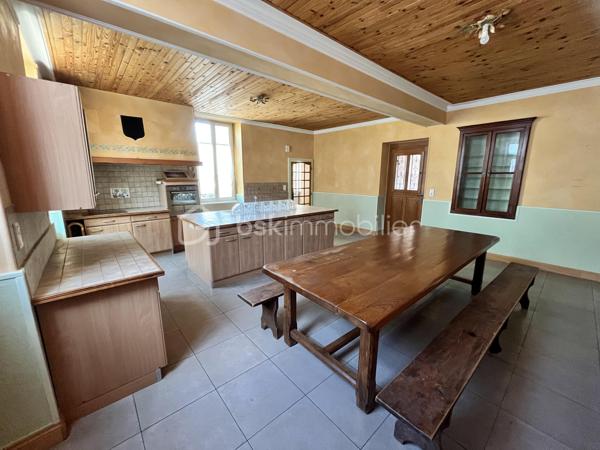 L'alliance du volume et de l'histoire : Demeure d'exception de 348m² avec ancienne salle de bal

Bâtisse de caractère 348m² – Idéale Grandes Familles, Investisseurs & Projets d'Hébergement (gîte, chambre d'hôtes, auberge de jeunesse).
Emplacement stratégique & opportunité rare : De magnifiques volumes au cœur des circuits touristiques !

Située à Sancergues, proche de toutes commodités, entre La Charité-sur-Loire, Nevers et Bourges (à 2h30 de Paris via l'A77 et 10min d'une gare SNCF), cette demeure de 348m² habitables sur 633m² de terrain avec de nombreuses dépendances offre un potentiel exceptionnel.

Bâtisse empreinte d'histoire (ancien bar-dancing du village), elle bénéficie d'un emplacement recherché sur un axe très fréquenté. Avec ses 9 chambres et ses espaces de vie majestueux, elle séduira aussi bien un investisseur (gîte d'étape, chambres d'hôtes, auberge de jeunesse) qu'une grande famille à la recherche d'une demeure spacieuse et de caractère.

1. UN EMPLACEMENT CLÉ SUR LES ITINÉRAIRES TOURISTIQUES & PÈLERINAGES

- Étape incontournable de Saint-Jacques-de-Compostelle : Située sur la Via Lemovicensis (voie de Vézelay), la commune accueille chaque année un flux constant de pèlerins et randonneurs à la recherche d'hébergements d'étape.
- Tourisme Vert & Cyclotourisme : À proximité immédiate des boucles de La Loire à Vélo, du Val de Loire et des célèbres vignobles de Sancerre et Pouilly-Fumé.
- Accessibilité & Visibilité : Emplacement stratégique offrant une vitrine naturelle pour capter la clientèle de passage tout en restant parfaitement connecté aux commodités du village.

2. DES VOLUMES SPECTACULAIRES AUX MULTIPLES POSSIBILITÉS D'AMÉNAGEMENT

- La pièce maîtresse (120m²) : L'ancienne salle de bal bénéficiant de 3,30m de hauteur sous plafond, de moulures et de sa scène d'origine (15m²). Un volume hors norme pour créer une pièce de vie monumentale, un espace de réception, une salle de restauration ou un lounge d'accueil.
- Espace dînatoire (plus de 35m²) : Grande cuisine aménagée avec îlot central, idéale pour les grands repas de famille ou la gestion des petits-déjeuners.
- Rez-de-chaussée fonctionnel : 2 chambres de plain-pied, salle d'eau, WC séparé.
- Potentiel d'extension (58m² sur parquet) : Pièce située derrière la scène à rénover selon vos projets (dortoirs supplémentaires, suite parentale, salle de jeux...).

3. ESPACE NUIT DE GRANDE CAPACITÉ 

- 1er étage : Dégagement desservant 3 grandes chambres (dont une avec dressing dédié), une salle de bains et un WC.
- 2ème étage (sous charpente mansardée) : 4 chambres complémentaires.

4. LOGISTIQUE, DÉPENDANCES & EXTÉRIEURS

- Sous-sol monumental (163m² au sol) : Plus de 130m² de magnifiques caves voûtées, idéales pour du stockage, une cave de dégustation ou un atelier de passionné.
- Annexes et Garages : Atelier de 21m², deux garages de 28m² (parfaits pour abriter véhicules, matériel ou créer un local vélos sécurisé), pièce de stockage de 22m² avec puits et pompe de relevage.
- Extérieurs : Portail motorisé, cour bitumée offrant un stationnement aisé, charmant jardinet clos et sans vis-à-vis pour les moments de détente en famille ou entre hôtes, deux points d'eau extérieur ainsi qu'un beau mur en pierres sèches qui délimite la propriété.

5. DONNÉES FINANCIÈRES & PRESTATIONS TECHNIQUES

- Équipements : Assainissement tout-à-l'égout, Chauffage central au fioul (eau chaude intégrée), Menuiseries double vitrage PVC ou Bois avec volets roulants manuels ou volets battants bois, Fibre Optique, VMC
- Diagnostics : Classe Énergie E / Classe GES E

Un lieu d'exception taillé pour concrétiser vos projets d'hébergement ou accueillir une grande famille.
Possibilité de vidéo sur demande.
Contactez-moi dès aujourd'hui pour en discuter et planifier une visite !