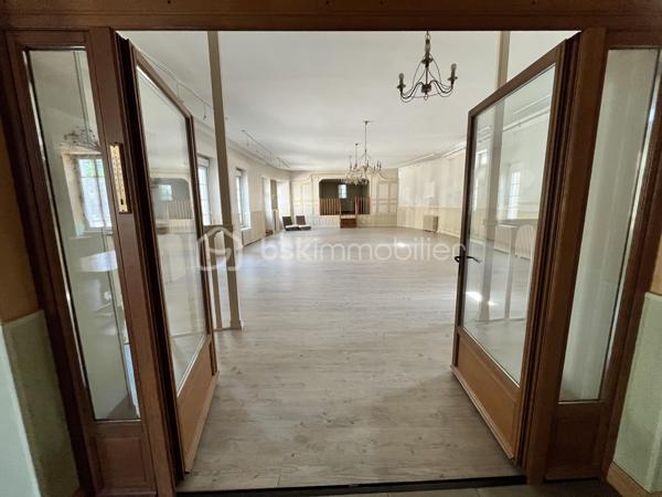 L'alliance du volume et de l'histoire : Demeure d'exception de 348m² avec ancienne salle de bal

Bâtisse de caractère 348m² – Idéale Grandes Familles, Investisseurs & Projets d'Hébergement (gîte, chambre d'hôtes, auberge de jeunesse).
Emplacement stratégique & opportunité rare : De magnifiques volumes au cœur des circuits touristiques !

Située à Sancergues, proche de toutes commodités, entre La Charité-sur-Loire, Nevers et Bourges (à 2h30 de Paris via l'A77 et 10min d'une gare SNCF), cette demeure de 348m² habitables sur 633m² de terrain avec de nombreuses dépendances offre un potentiel exceptionnel.

Bâtisse empreinte d'histoire (ancien bar-dancing du village), elle bénéficie d'un emplacement recherché sur un axe très fréquenté. Avec ses 9 chambres et ses espaces de vie majestueux, elle séduira aussi bien un investisseur (gîte d'étape, chambres d'hôtes, auberge de jeunesse) qu'une grande famille à la recherche d'une demeure spacieuse et de caractère.

1. UN EMPLACEMENT CLÉ SUR LES ITINÉRAIRES TOURISTIQUES & PÈLERINAGES

- Étape incontournable de Saint-Jacques-de-Compostelle : Située sur la Via Lemovicensis (voie de Vézelay), la commune accueille chaque année un flux constant de pèlerins et randonneurs à la recherche d'hébergements d'étape.
- Tourisme Vert & Cyclotourisme : À proximité immédiate des boucles de La Loire à Vélo, du Val de Loire et des célèbres vignobles de Sancerre et Pouilly-Fumé.
- Accessibilité & Visibilité : Emplacement stratégique offrant une vitrine naturelle pour capter la clientèle de passage tout en restant parfaitement connecté aux commodités du village.

2. DES VOLUMES SPECTACULAIRES AUX MULTIPLES POSSIBILITÉS D'AMÉNAGEMENT

- La pièce maîtresse (120m²) : L'ancienne salle de bal bénéficiant de 3,30m de hauteur sous plafond, de moulures et de sa scène d'origine (15m²). Un volume hors norme pour créer une pièce de vie monumentale, un espace de réception, une salle de restauration ou un lounge d'accueil.
- Espace dînatoire (plus de 35m²) : Grande cuisine aménagée avec îlot central, idéale pour les grands repas de famille ou la gestion des petits-déjeuners.
- Rez-de-chaussée fonctionnel : 2 chambres de plain-pied, salle d'eau, WC séparé.
- Potentiel d'extension (58m² sur parquet) : Pièce située derrière la scène à rénover selon vos projets (dortoirs supplémentaires, suite parentale, salle de jeux...).

3. ESPACE NUIT DE GRANDE CAPACITÉ 

- 1er étage : Dégagement desservant 3 grandes chambres (dont une avec dressing dédié), une salle de bains et un WC.
- 2ème étage (sous charpente mansardée) : 4 chambres complémentaires.

4. LOGISTIQUE, DÉPENDANCES & EXTÉRIEURS

- Sous-sol monumental (163m² au sol) : Plus de 130m² de magnifiques caves voûtées, idéales pour du stockage, une cave de dégustation ou un atelier de passionné.
- Annexes et Garages : Atelier de 21m², deux garages de 28m² (parfaits pour abriter véhicules, matériel ou créer un local vélos sécurisé), pièce de stockage de 22m² avec puits et pompe de relevage.
- Extérieurs : Portail motorisé, cour bitumée offrant un stationnement aisé, charmant jardinet clos et sans vis-à-vis pour les moments de détente en famille ou entre hôtes, deux points d'eau extérieur ainsi qu'un beau mur en pierres sèches qui délimite la propriété.

5. DONNÉES FINANCIÈRES & PRESTATIONS TECHNIQUES

- Équipements : Assainissement tout-à-l'égout, Chauffage central au fioul (eau chaude intégrée), Menuiseries double vitrage PVC ou Bois avec volets roulants manuels ou volets battants bois, Fibre Optique, VMC
- Diagnostics : Classe Énergie E / Classe GES E

Un lieu d'exception taillé pour concrétiser vos projets d'hébergement ou accueillir une grande famille.
Possibilité de vidéo sur demande.
Contactez-moi dès aujourd'hui pour en discuter et planifier une visite !