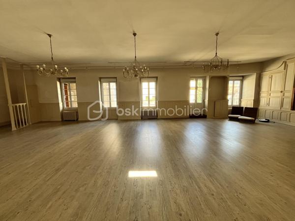 L'alliance du volume et de l'histoire : Demeure d'exception de 348m² avec ancienne salle de bal

Bâtisse de caractère 348m² – Idéale Grandes Familles, Investisseurs & Projets d'Hébergement (gîte, chambre d'hôtes, auberge de jeunesse).
Emplacement stratégique & opportunité rare : De magnifiques volumes au cœur des circuits touristiques !

Située à Sancergues, proche de toutes commodités, entre La Charité-sur-Loire, Nevers et Bourges (à 2h30 de Paris via l'A77 et 10min d'une gare SNCF), cette demeure de 348m² habitables sur 633m² de terrain avec de nombreuses dépendances offre un potentiel exceptionnel.

Bâtisse empreinte d'histoire (ancien bar-dancing du village), elle bénéficie d'un emplacement recherché sur un axe très fréquenté. Avec ses 9 chambres et ses espaces de vie majestueux, elle séduira aussi bien un investisseur (gîte d'étape, chambres d'hôtes, auberge de jeunesse) qu'une grande famille à la recherche d'une demeure spacieuse et de caractère.

1. UN EMPLACEMENT CLÉ SUR LES ITINÉRAIRES TOURISTIQUES & PÈLERINAGES

- Étape incontournable de Saint-Jacques-de-Compostelle : Située sur la Via Lemovicensis (voie de Vézelay), la commune accueille chaque année un flux constant de pèlerins et randonneurs à la recherche d'hébergements d'étape.
- Tourisme Vert & Cyclotourisme : À proximité immédiate des boucles de La Loire à Vélo, du Val de Loire et des célèbres vignobles de Sancerre et Pouilly-Fumé.
- Accessibilité & Visibilité : Emplacement stratégique offrant une vitrine naturelle pour capter la clientèle de passage tout en restant parfaitement connecté aux commodités du village.

2. DES VOLUMES SPECTACULAIRES AUX MULTIPLES POSSIBILITÉS D'AMÉNAGEMENT

- La pièce maîtresse (120m²) : L'ancienne salle de bal bénéficiant de 3,30m de hauteur sous plafond, de moulures et de sa scène d'origine (15m²). Un volume hors norme pour créer une pièce de vie monumentale, un espace de réception, une salle de restauration ou un lounge d'accueil.
- Espace dînatoire (plus de 35m²) : Grande cuisine aménagée avec îlot central, idéale pour les grands repas de famille ou la gestion des petits-déjeuners.
- Rez-de-chaussée fonctionnel : 2 chambres de plain-pied, salle d'eau, WC séparé.
- Potentiel d'extension (58m² sur parquet) : Pièce située derrière la scène à rénover selon vos projets (dortoirs supplémentaires, suite parentale, salle de jeux...).

3. ESPACE NUIT DE GRANDE CAPACITÉ 

- 1er étage : Dégagement desservant 3 grandes chambres (dont une avec dressing dédié), une salle de bains et un WC.
- 2ème étage (sous charpente mansardée) : 4 chambres complémentaires.

4. LOGISTIQUE, DÉPENDANCES & EXTÉRIEURS

- Sous-sol monumental (163m² au sol) : Plus de 130m² de magnifiques caves voûtées, idéales pour du stockage, une cave de dégustation ou un atelier de passionné.
- Annexes et Garages : Atelier de 21m², deux garages de 28m² (parfaits pour abriter véhicules, matériel ou créer un local vélos sécurisé), pièce de stockage de 22m² avec puits et pompe de relevage.
- Extérieurs : Portail motorisé, cour bitumée offrant un stationnement aisé, charmant jardinet clos et sans vis-à-vis pour les moments de détente en famille ou entre hôtes, deux points d'eau extérieur ainsi qu'un beau mur en pierres sèches qui délimite la propriété.

5. DONNÉES FINANCIÈRES & PRESTATIONS TECHNIQUES

- Équipements : Assainissement tout-à-l'égout, Chauffage central au fioul (eau chaude intégrée), Menuiseries double vitrage PVC ou Bois avec volets roulants manuels ou volets battants bois, Fibre Optique, VMC
- Diagnostics : Classe Énergie E / Classe GES E

Un lieu d'exception taillé pour concrétiser vos projets d'hébergement ou accueillir une grande famille.
Possibilité de vidéo sur demande.
Contactez-moi dès aujourd'hui pour en discuter et planifier une visite !
