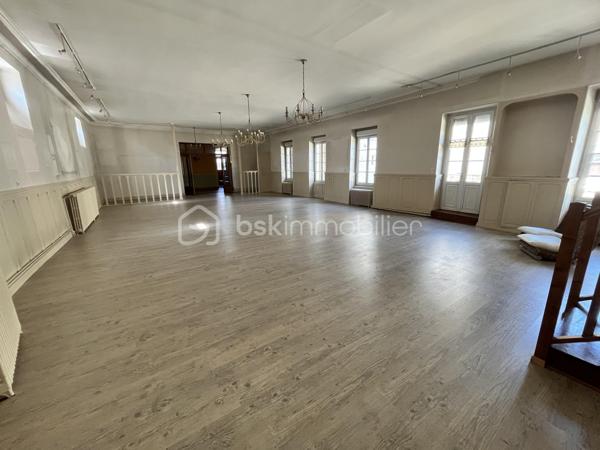 L'alliance du volume et de l'histoire : Demeure d'exception de 348m² avec ancienne salle de bal

Bâtisse de caractère 348m² – Idéale Grandes Familles, Investisseurs & Projets d'Hébergement (gîte, chambre d'hôtes, auberge de jeunesse).
Emplacement stratégique & opportunité rare : De magnifiques volumes au cœur des circuits touristiques !

Située à Sancergues, proche de toutes commodités, entre La Charité-sur-Loire, Nevers et Bourges (à 2h30 de Paris via l'A77 et 10min d'une gare SNCF), cette demeure de 348m² habitables sur 633m² de terrain avec de nombreuses dépendances offre un potentiel exceptionnel.

Bâtisse empreinte d'histoire (ancien bar-dancing du village), elle bénéficie d'un emplacement recherché sur un axe très fréquenté. Avec ses 9 chambres et ses espaces de vie majestueux, elle séduira aussi bien un investisseur (gîte d'étape, chambres d'hôtes, auberge de jeunesse) qu'une grande famille à la recherche d'une demeure spacieuse et de caractère.

1. UN EMPLACEMENT CLÉ SUR LES ITINÉRAIRES TOURISTIQUES & PÈLERINAGES

- Étape incontournable de Saint-Jacques-de-Compostelle : Située sur la Via Lemovicensis (voie de Vézelay), la commune accueille chaque année un flux constant de pèlerins et randonneurs à la recherche d'hébergements d'étape.
- Tourisme Vert & Cyclotourisme : À proximité immédiate des boucles de La Loire à Vélo, du Val de Loire et des célèbres vignobles de Sancerre et Pouilly-Fumé.
- Accessibilité & Visibilité : Emplacement stratégique offrant une vitrine naturelle pour capter la clientèle de passage tout en restant parfaitement connecté aux commodités du village.

2. DES VOLUMES SPECTACULAIRES AUX MULTIPLES POSSIBILITÉS D'AMÉNAGEMENT

- La pièce maîtresse (120m²) : L'ancienne salle de bal bénéficiant de 3,30m de hauteur sous plafond, de moulures et de sa scène d'origine (15m²). Un volume hors norme pour créer une pièce de vie monumentale, un espace de réception, une salle de restauration ou un lounge d'accueil.
- Espace dînatoire (plus de 35m²) : Grande cuisine aménagée avec îlot central, idéale pour les grands repas de famille ou la gestion des petits-déjeuners.
- Rez-de-chaussée fonctionnel : 2 chambres de plain-pied, salle d'eau, WC séparé.
- Potentiel d'extension (58m² sur parquet) : Pièce située derrière la scène à rénover selon vos projets (dortoirs supplémentaires, suite parentale, salle de jeux...).

3. ESPACE NUIT DE GRANDE CAPACITÉ 

- 1er étage : Dégagement desservant 3 grandes chambres (dont une avec dressing dédié), une salle de bains et un WC.
- 2ème étage (sous charpente mansardée) : 4 chambres complémentaires.

4. LOGISTIQUE, DÉPENDANCES & EXTÉRIEURS

- Sous-sol monumental (163m² au sol) : Plus de 130m² de magnifiques caves voûtées, idéales pour du stockage, une cave de dégustation ou un atelier de passionné.
- Annexes et Garages : Atelier de 21m², deux garages de 28m² (parfaits pour abriter véhicules, matériel ou créer un local vélos sécurisé), pièce de stockage de 22m² avec puits et pompe de relevage.
- Extérieurs : Portail motorisé, cour bitumée offrant un stationnement aisé, charmant jardinet clos et sans vis-à-vis pour les moments de détente en famille ou entre hôtes, deux points d'eau extérieur ainsi qu'un beau mur en pierres sèches qui délimite la propriété.

5. DONNÉES FINANCIÈRES & PRESTATIONS TECHNIQUES

- Équipements : Assainissement tout-à-l'égout, Chauffage central au fioul (eau chaude intégrée), Menuiseries double vitrage PVC ou Bois avec volets roulants manuels ou volets battants bois, Fibre Optique, VMC
- Diagnostics : Classe Énergie E / Classe GES E

Un lieu d'exception taillé pour concrétiser vos projets d'hébergement ou accueillir une grande famille.
Possibilité de vidéo sur demande.
Contactez-moi dès aujourd'hui pour en discuter et planifier une visite !