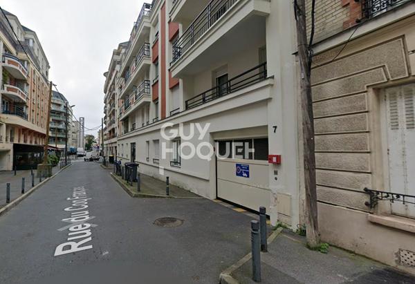 Stationnement sécurisé en sous-sol : 5 rue du Coq Français.