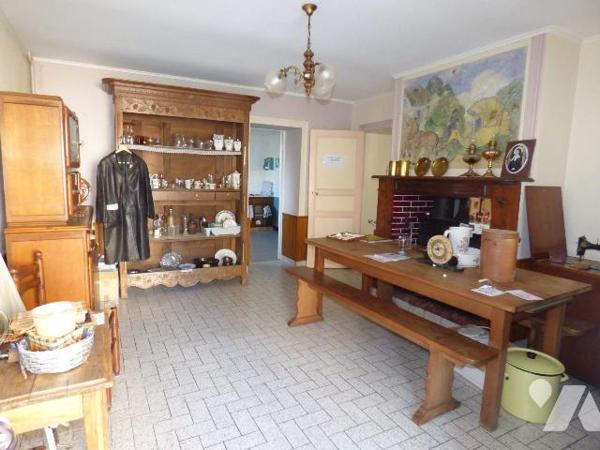 Une maison d'habitation construite en pierre, masse et briques couverte en ardoises, comprenant...