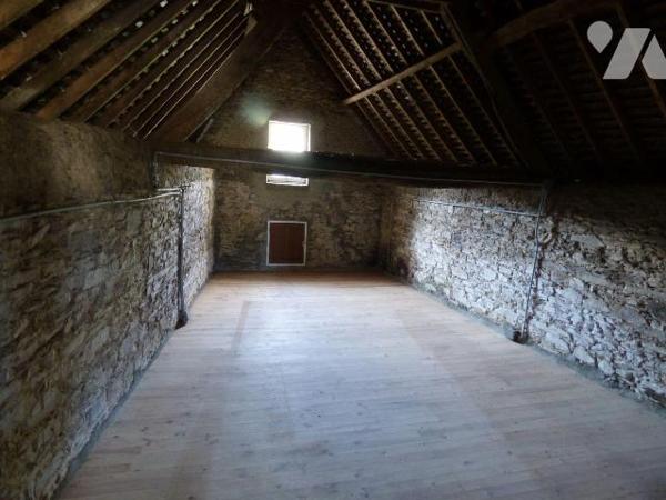 Une maison d'habitation construite en pierre, masse et briques couverte en ardoises, comprenant...