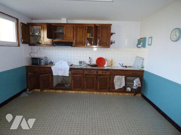 Une maison d'habitation construite en pierre, masse et briques couverte en ardoises, comprenant...