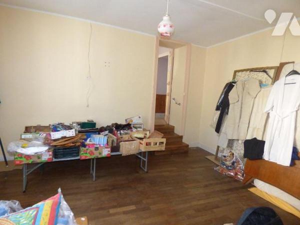 Une maison d'habitation construite en pierre, masse et briques couverte en ardoises, comprenant...