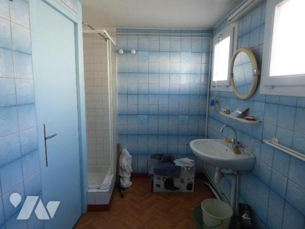 Une maison d'habitation construite en pierre, masse et briques couverte en ardoises, comprenant...