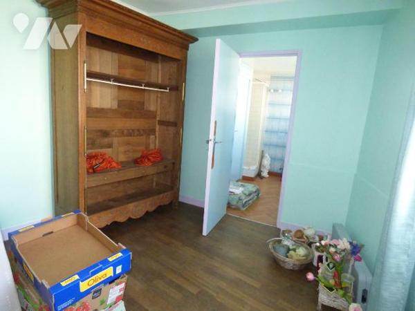 Une maison d'habitation construite en pierre, masse et briques couverte en ardoises, comprenant...