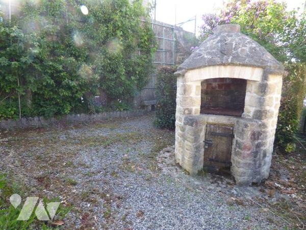 Une maison d'habitation construite en pierre, masse et briques couverte en ardoises, comprenant...