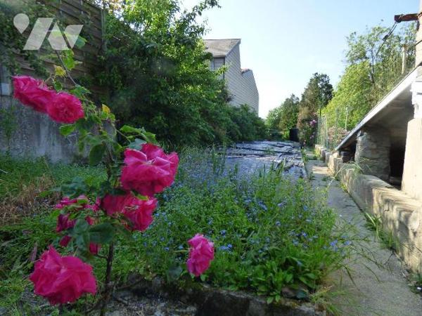 Une maison d'habitation construite en pierre, masse et briques couverte en ardoises, comprenant...