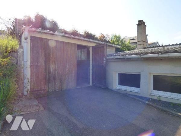 Une maison d'habitation construite en pierre, masse et briques couverte en ardoises, comprenant...