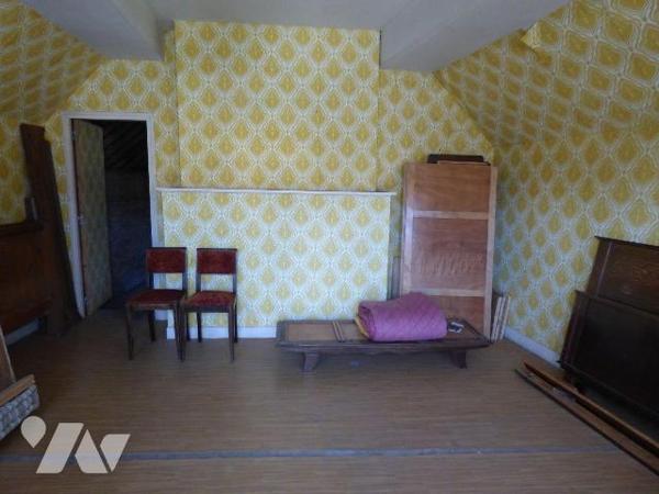 Une maison d'habitation construite en pierre, masse et briques couverte en ardoises, comprenant...