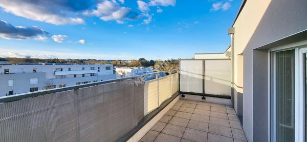 NANTES Bd Einstein / Porte de Gesvres : T2 en dernier étage terrasse dans résidence de 2016, ascenseur, exposition Ouest, parking s/sol + cave. Proche petits commerces et grands axes.