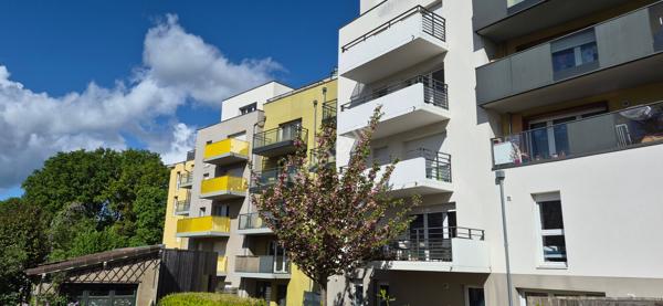 NANTES Bd Einstein / Porte de Gesvres : T2 en dernier étage terrasse dans résidence de 2016, ascenseur, exposition Ouest, parking s/sol + cave. Proche petits commerces et grands axes.