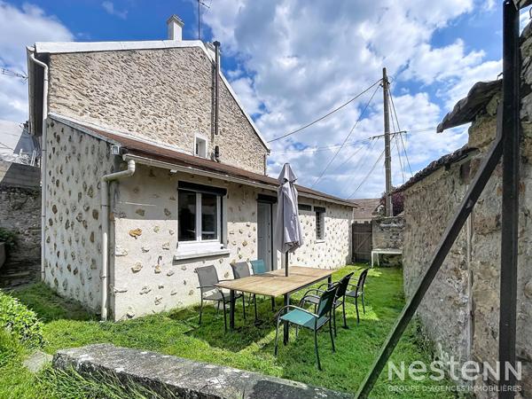 Maison en pierre de taille  - 3 chambres, jardin et garage - Hameau d'Auxonnettes